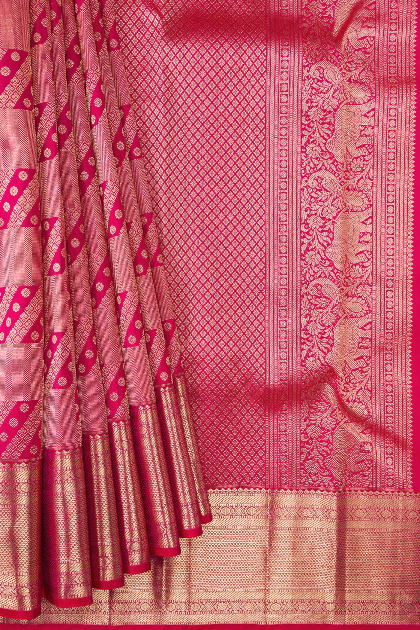 Pleats and pallu of Pink Dual Tone Kanchipuram Silk Saree with Zari Brocade on the body and Zari Border. 