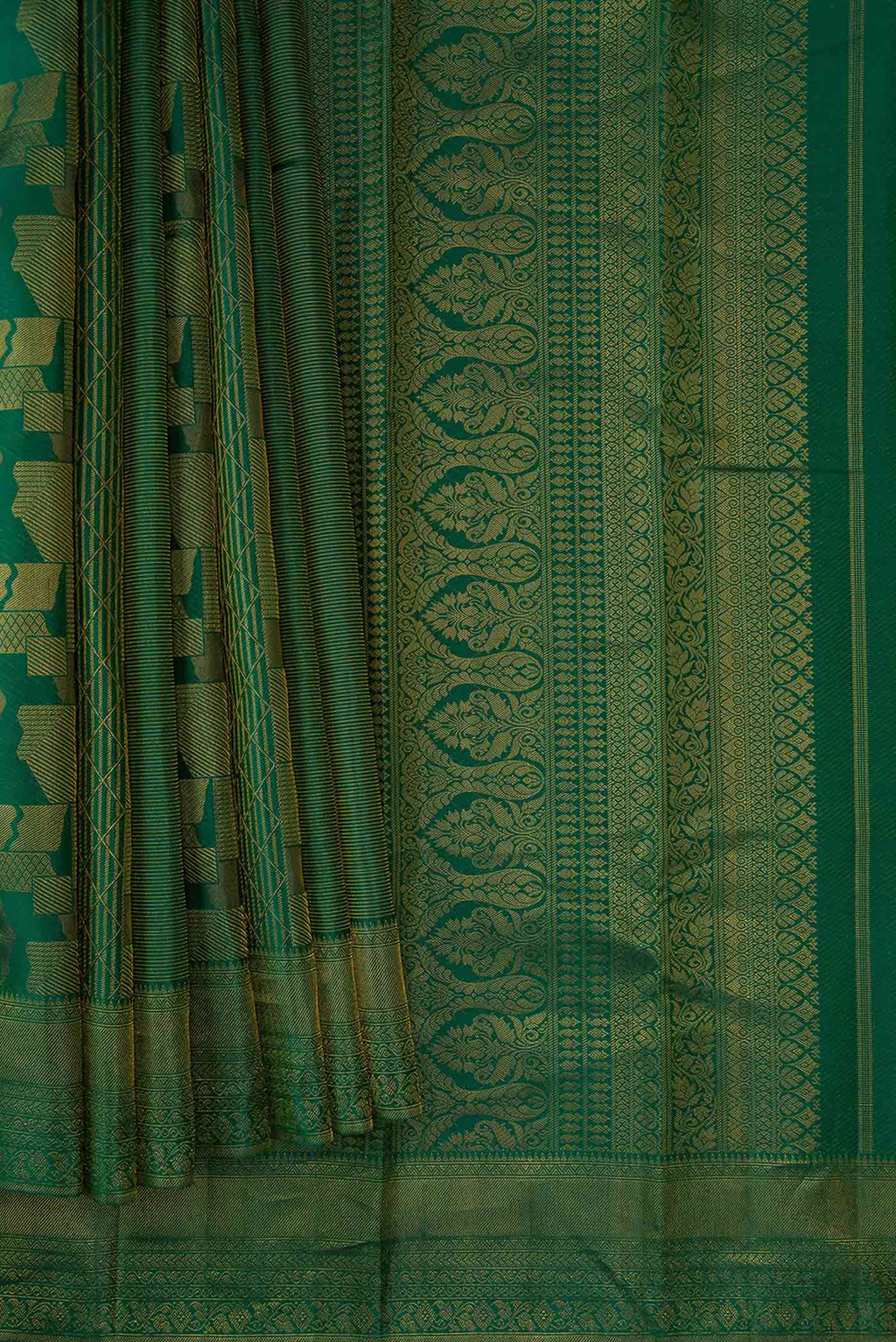 Pleats and pallu of Bottle Green Dual Tone Kanjivaram Silk Saree with Zari Brocade on the body and Zari Border. 