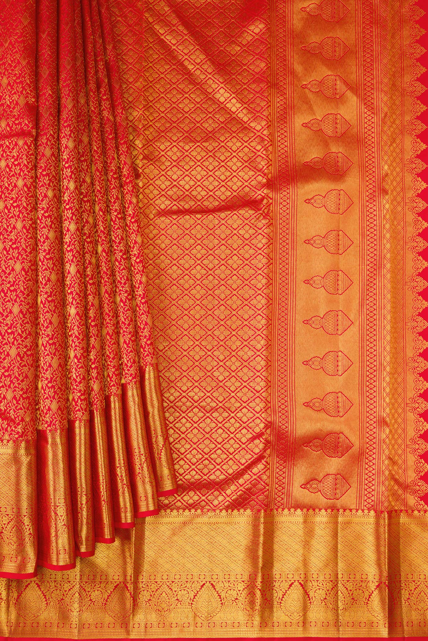 Pleats and pallu of Red Dual Tone Kanjivaram Silk Saree with Zari Brocade on the body and Zari Border. 