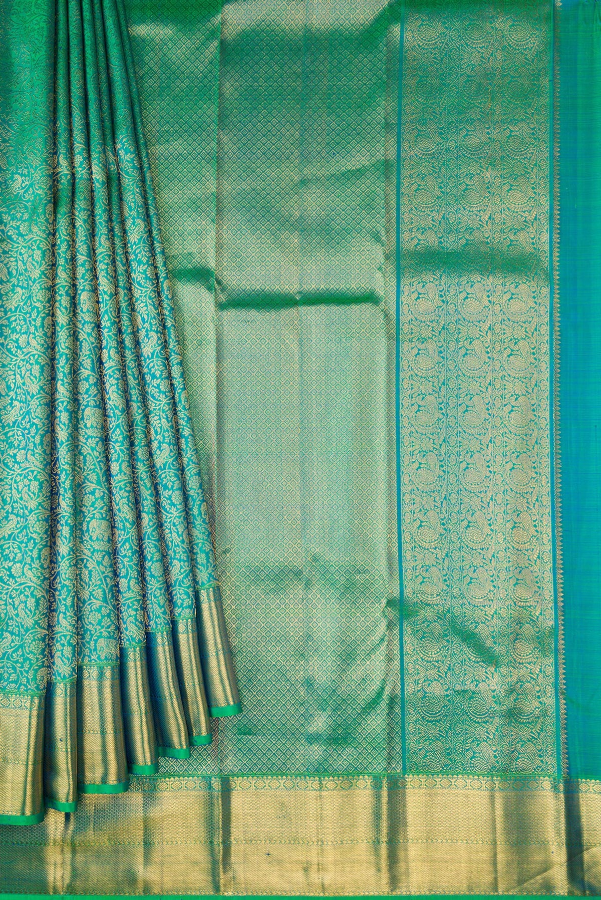 Pleats and pallu of Green Dual Tone Kanchipuram Silk Saree with Zari Brocade on the body and Zari Border. 