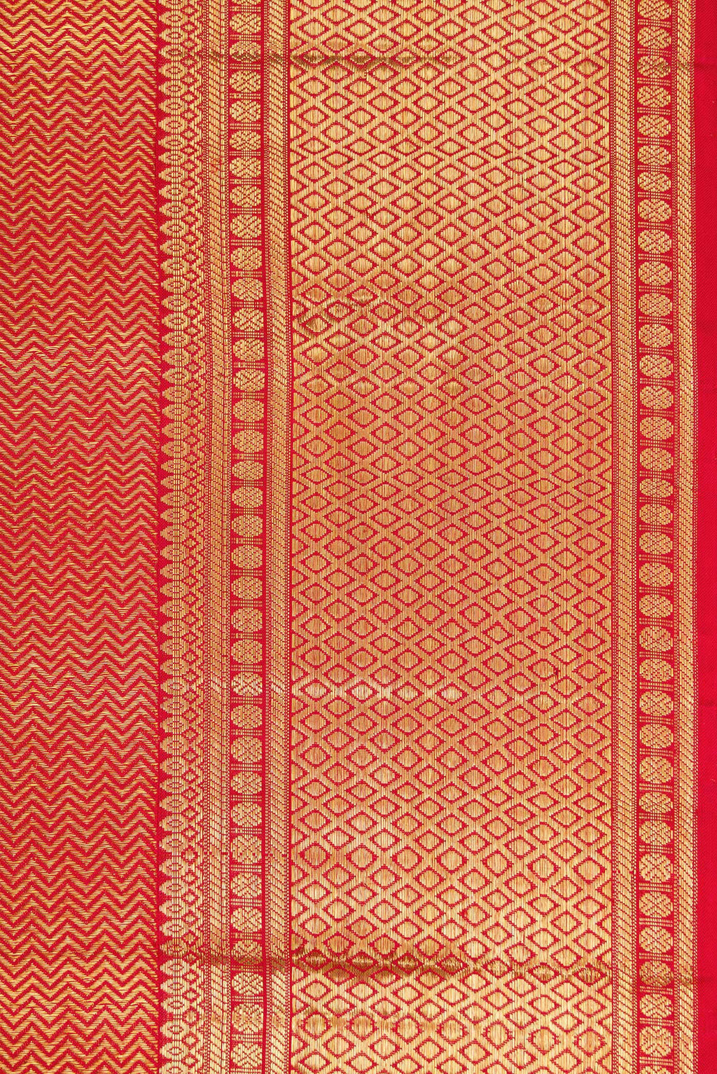 Border image of Dark Pink Dual Tone Kanchipuram Silk Saree with Zari Brocade on the body and Zari Border. 