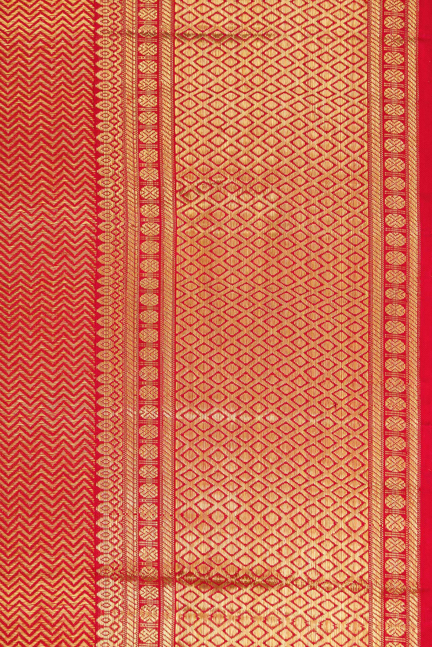 Border image of Dark Pink Dual Tone Kanchipuram Silk Saree with Zari Brocade on the body and Zari Border. 