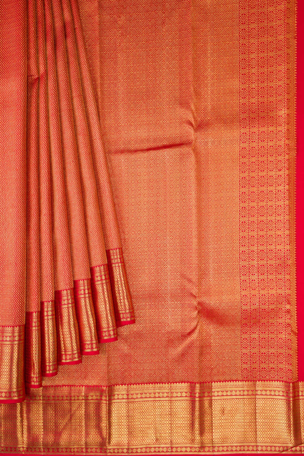 Pleats and pallu of Dark Pink Dual Tone Kanchipuram Silk Saree with Zari Brocade on the body and Zari Border. 