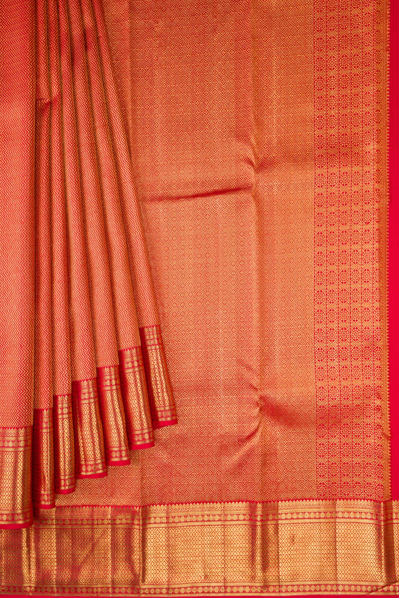 Pleats and pallu of Dark Pink Dual Tone Kanchipuram Silk Saree with Zari Brocade on the body and Zari Border. 