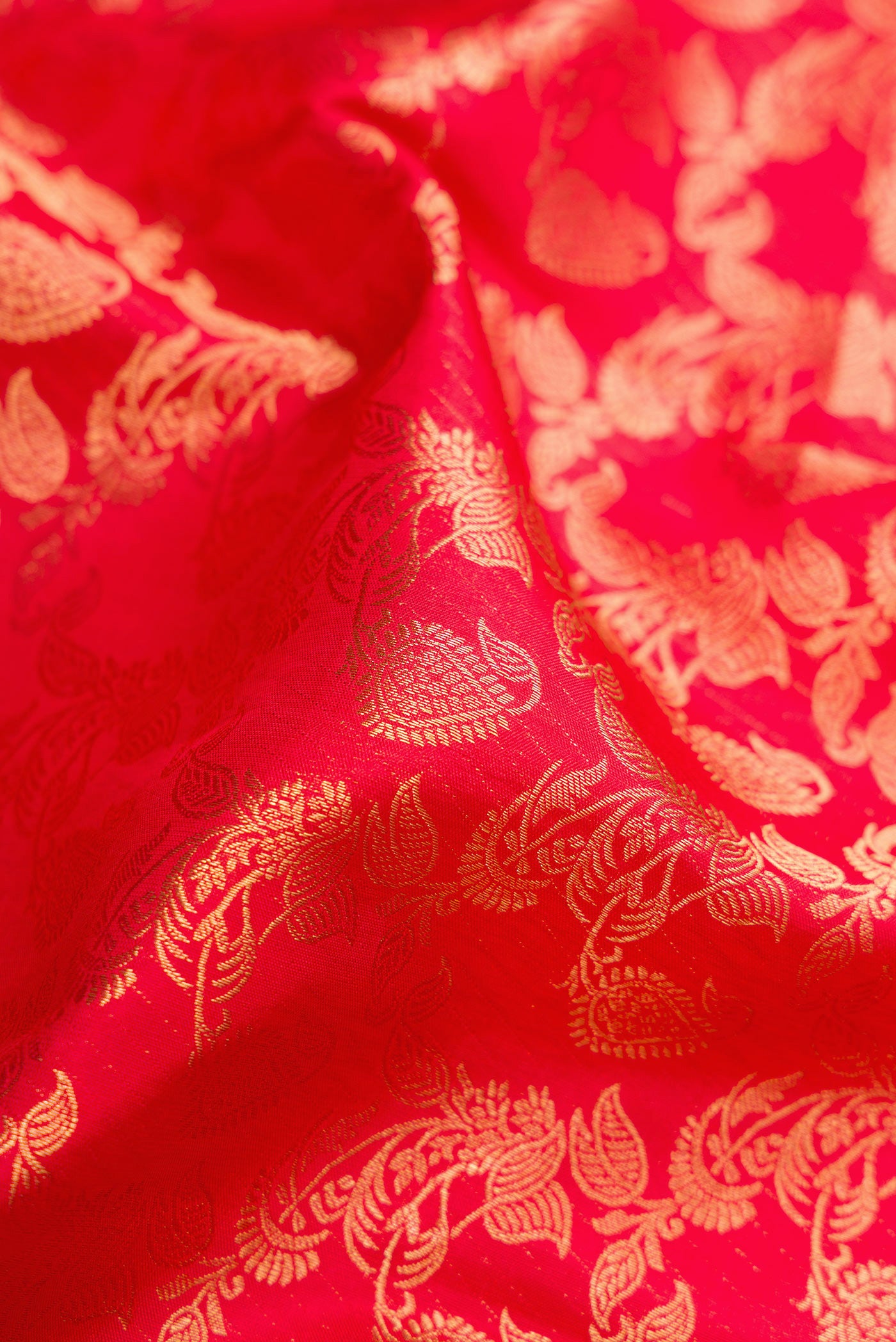 Close up of Dark Pink Dual Tone Kanchipuram Silk Saree with Zari Brocade on the body and Zari Border.  displaying folds