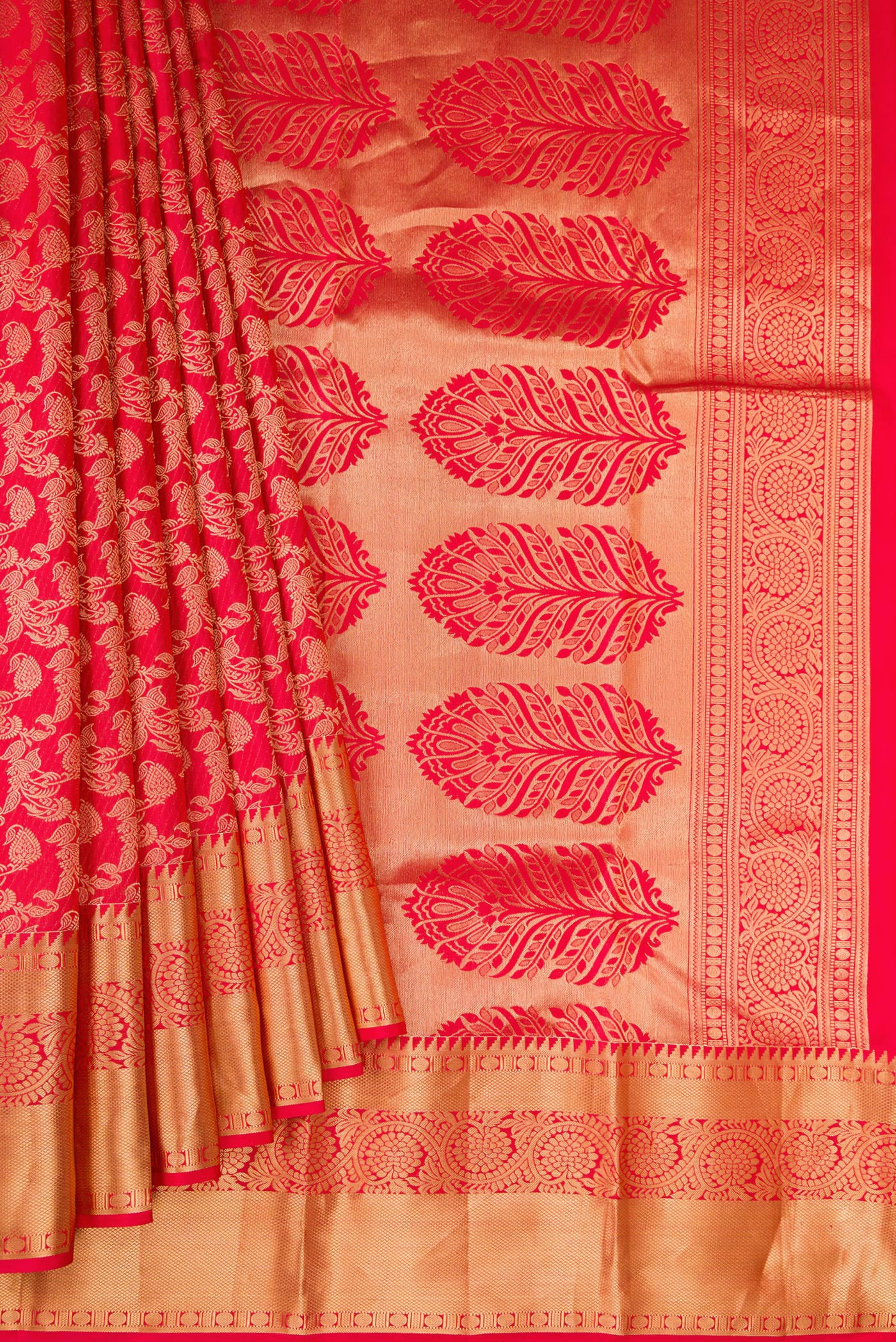 Pleats and pallu of Dark Pink Dual Tone Kanchipuram Silk Saree with Zari Brocade on the body and Zari Border. 