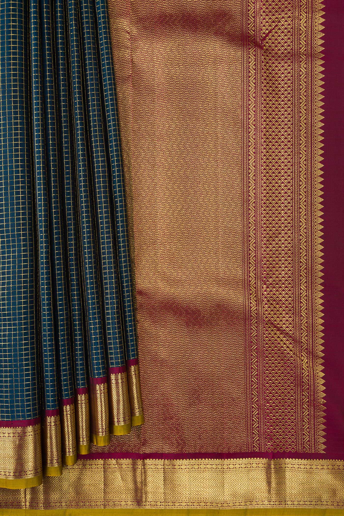 Pleats and pallu of Peacock Blue Dual Tone Kanchipuram Silk Saree with Checked design on the body and Zari Border. 