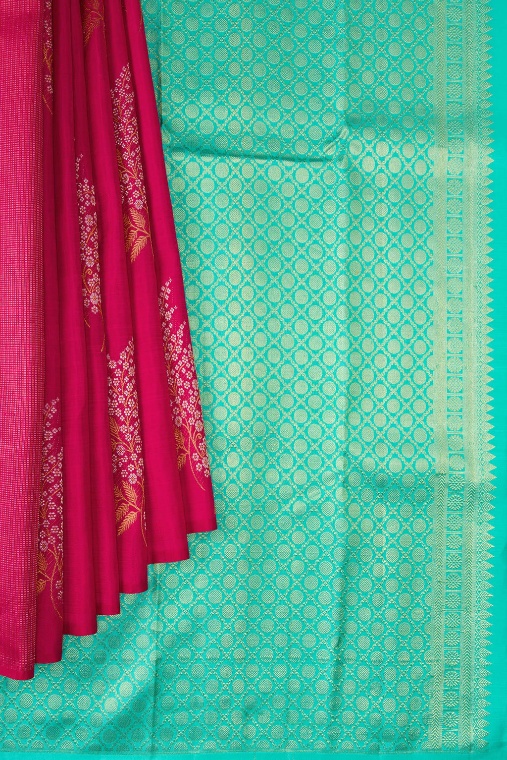 Pleats and pallu of Pure Silk Dark Pink Dual Tone Kanjivaram Saree with Zari Butta on the body and Without Border. 