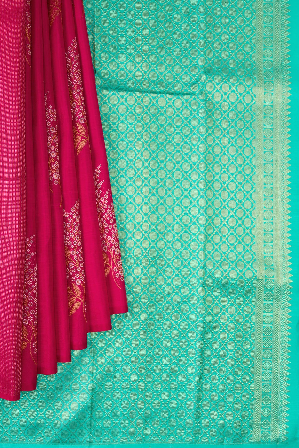Pleats and pallu of Pure Silk Dark Pink Dual Tone Kanjivaram Saree with Zari Butta on the body and Without Border. 