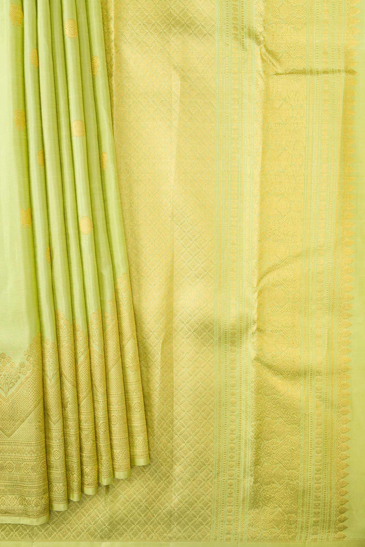 Pleats and pallu of Green Dual Tone Kanchipuram Silk Saree with Zari Butta on the body and Zari Border
