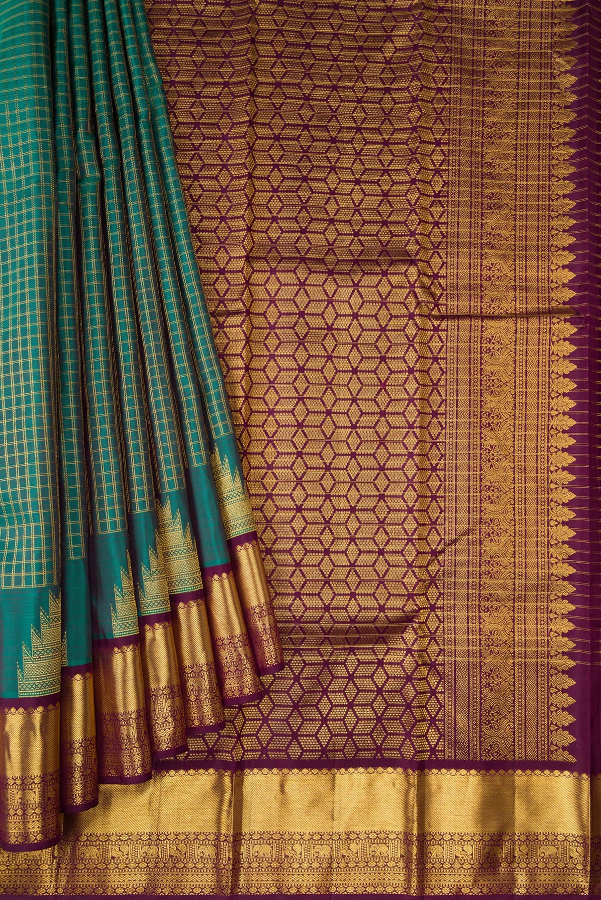 Pleats and pallu of Green Dual Tone Kanjivaram Silk Saree with Checked design on the body and Zari Border. 