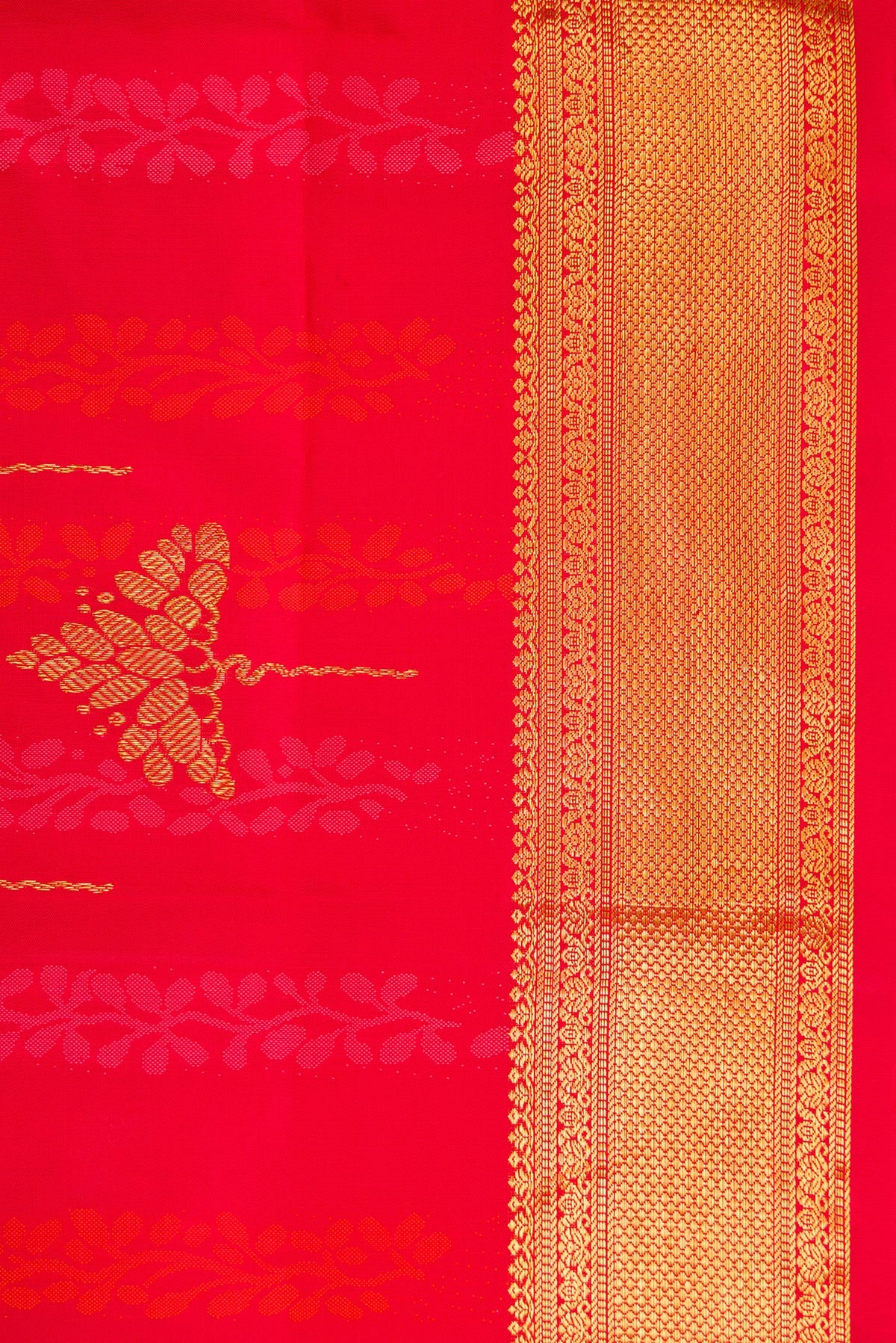 Border image of Pure Silk Pure Zari Red Dual Tone Kanchipuram Saree with Jacquard With Zari Butta on the body and Zari Border. 
