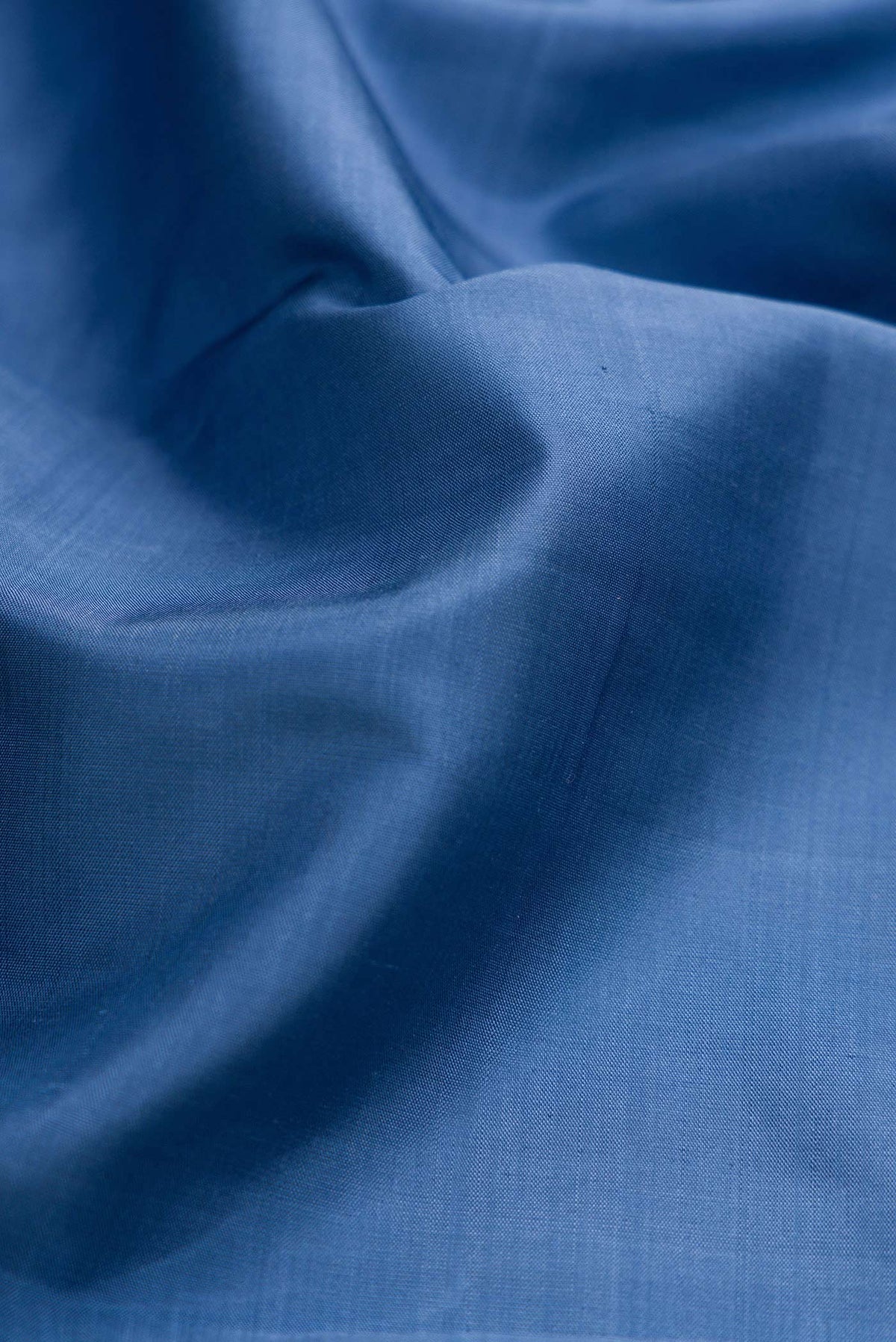 Close up of Blue Grey Dual Tone Kanchipuram Silk Saree with Plain Body and Thread Border displaying folds