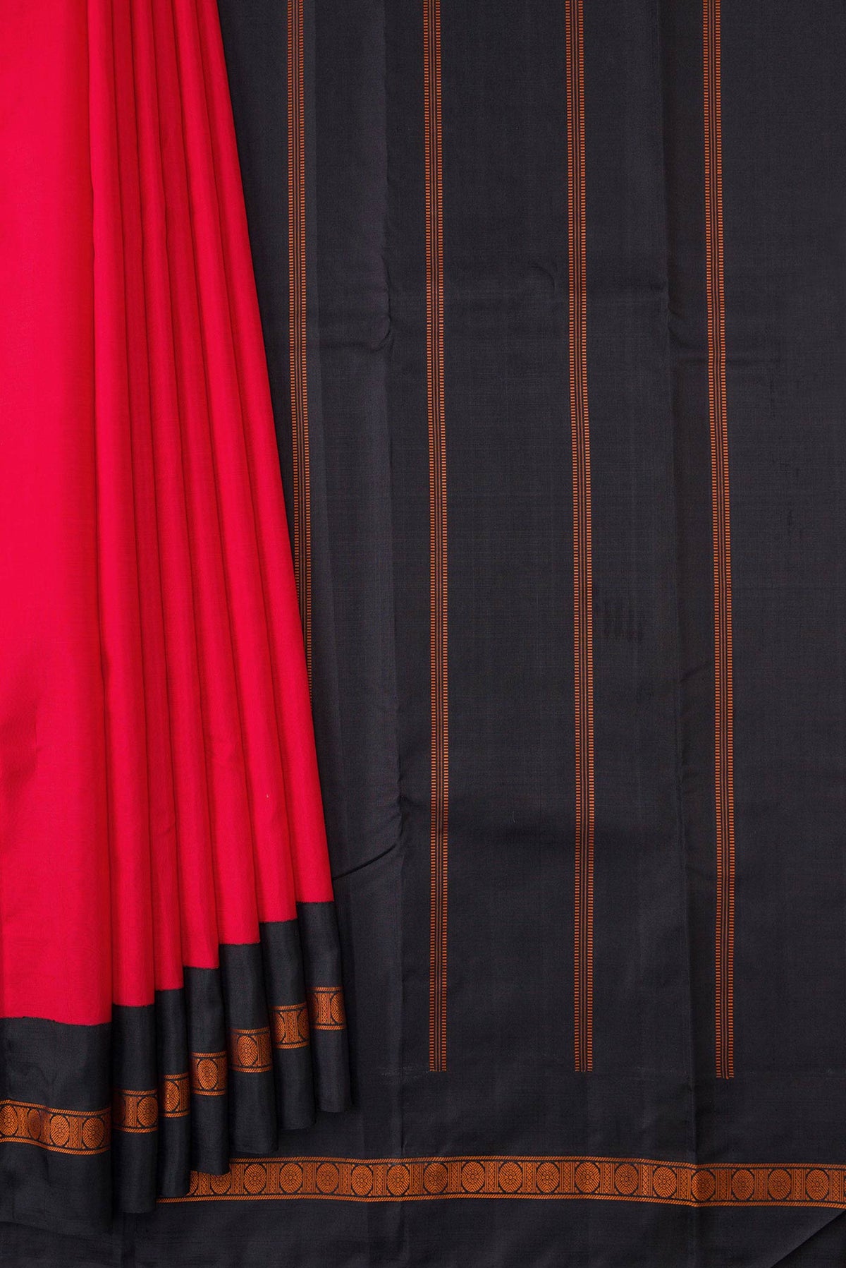 Pleats and pallu of Red Dual Tone Kanchipuram Silk Saree with Plain Body and Thread Border