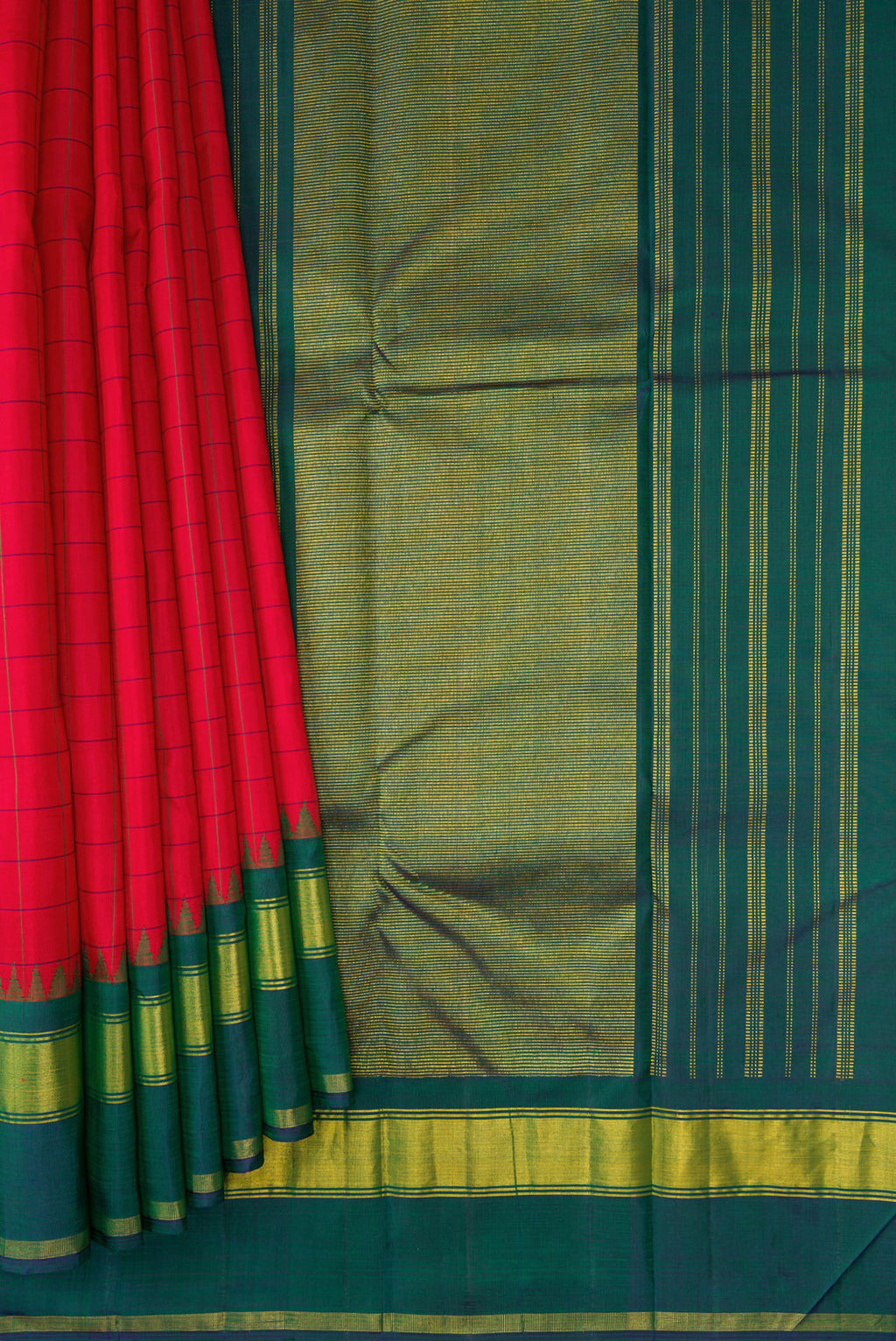 Pleats and pallu of Red Dual Tone Kanchipuram Silk Saree with Checked design on the body and Zari Border. 