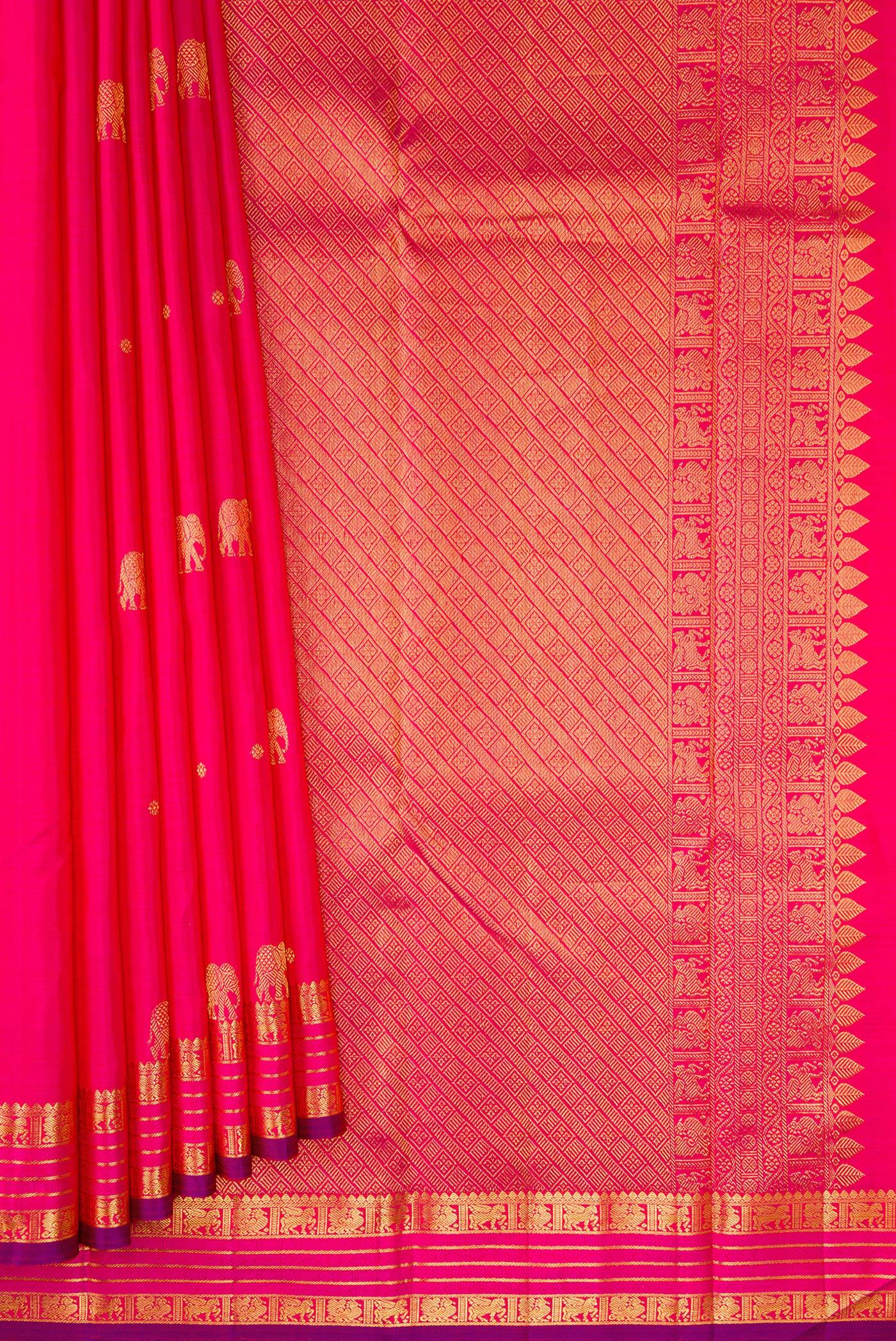 Pleats and pallu of Pink Dual Tone Kanchipuram Silk Saree with Zari Butta on the body and Zari Border. 