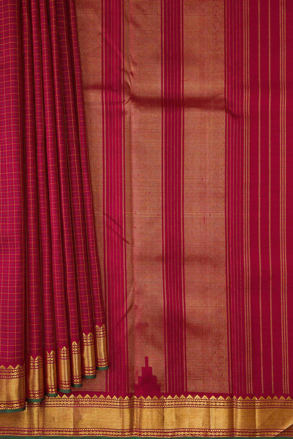 Pleats and pallu of Maroon Dual Tone Kanchipuram Silk Saree with Checked design on the body and Zari Border. 