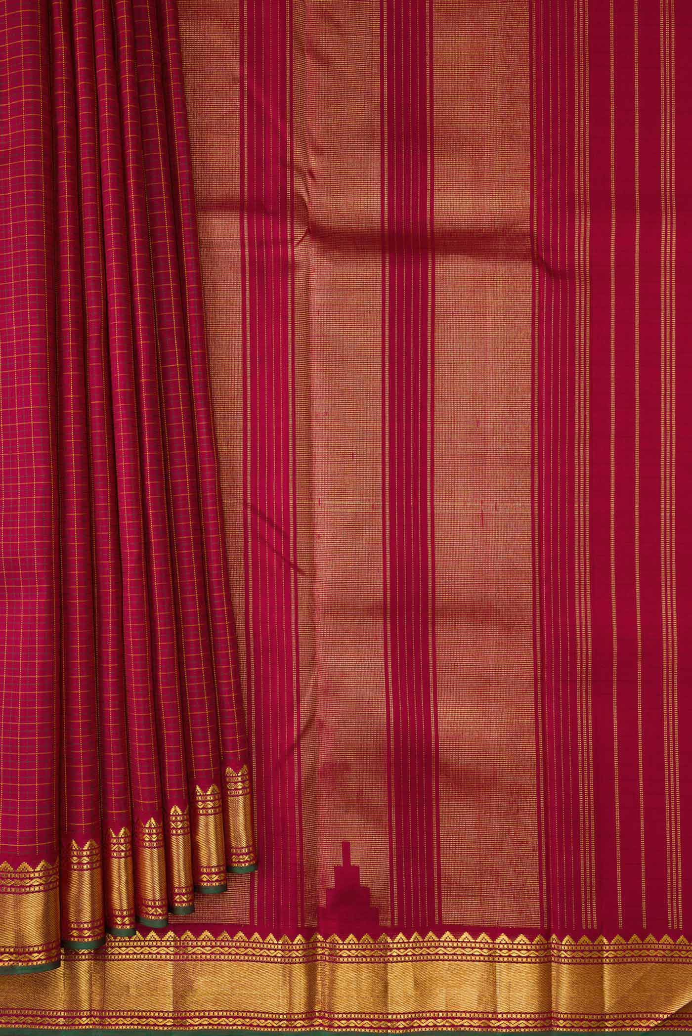 Pleats and pallu of Maroon Dual Tone Kanchipuram Silk Saree with Checked design on the body and Zari Border. 