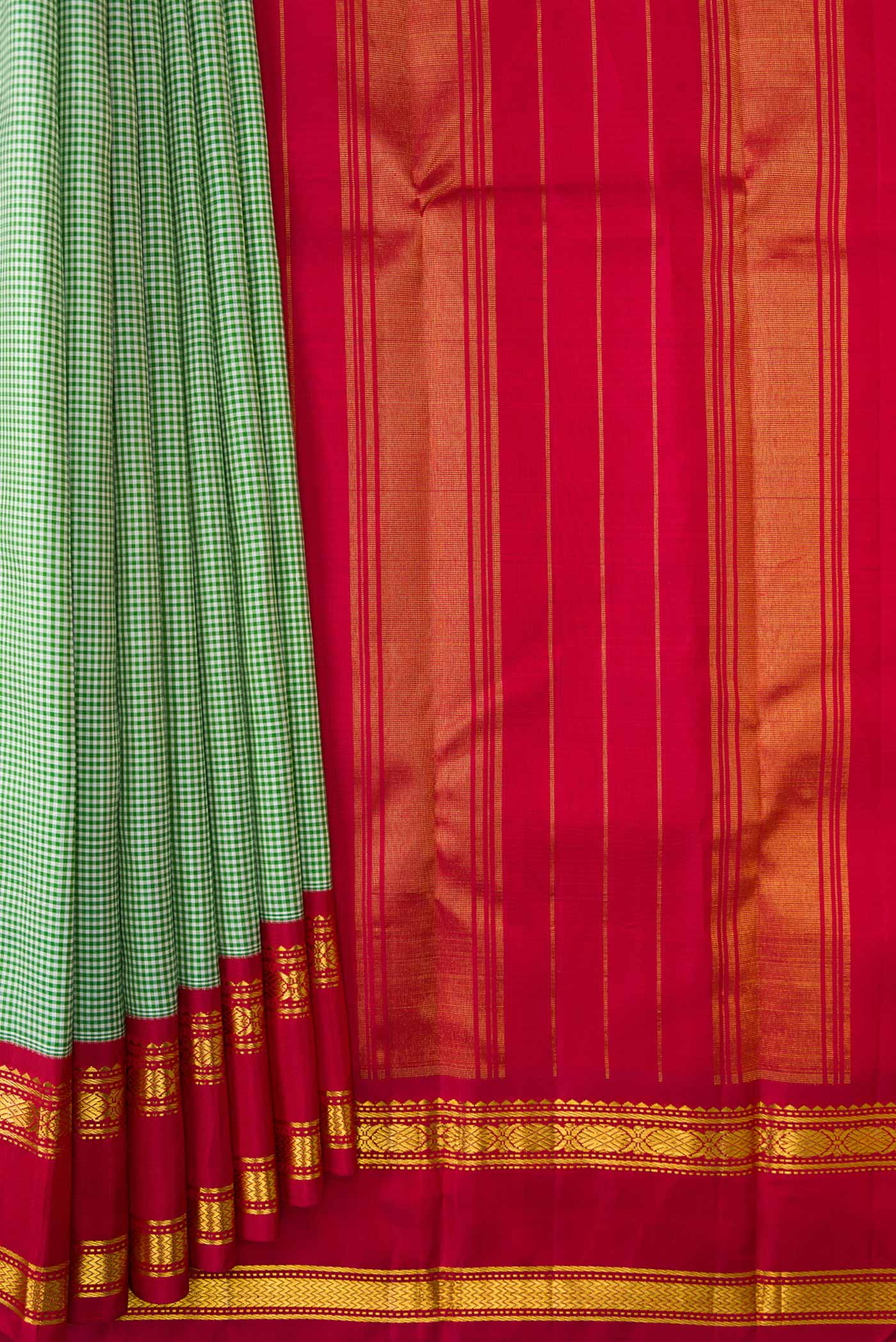 Pleats and pallu of Green Dual Tone Kanchipuram Silk Saree with Checked design on the body and Zari Border