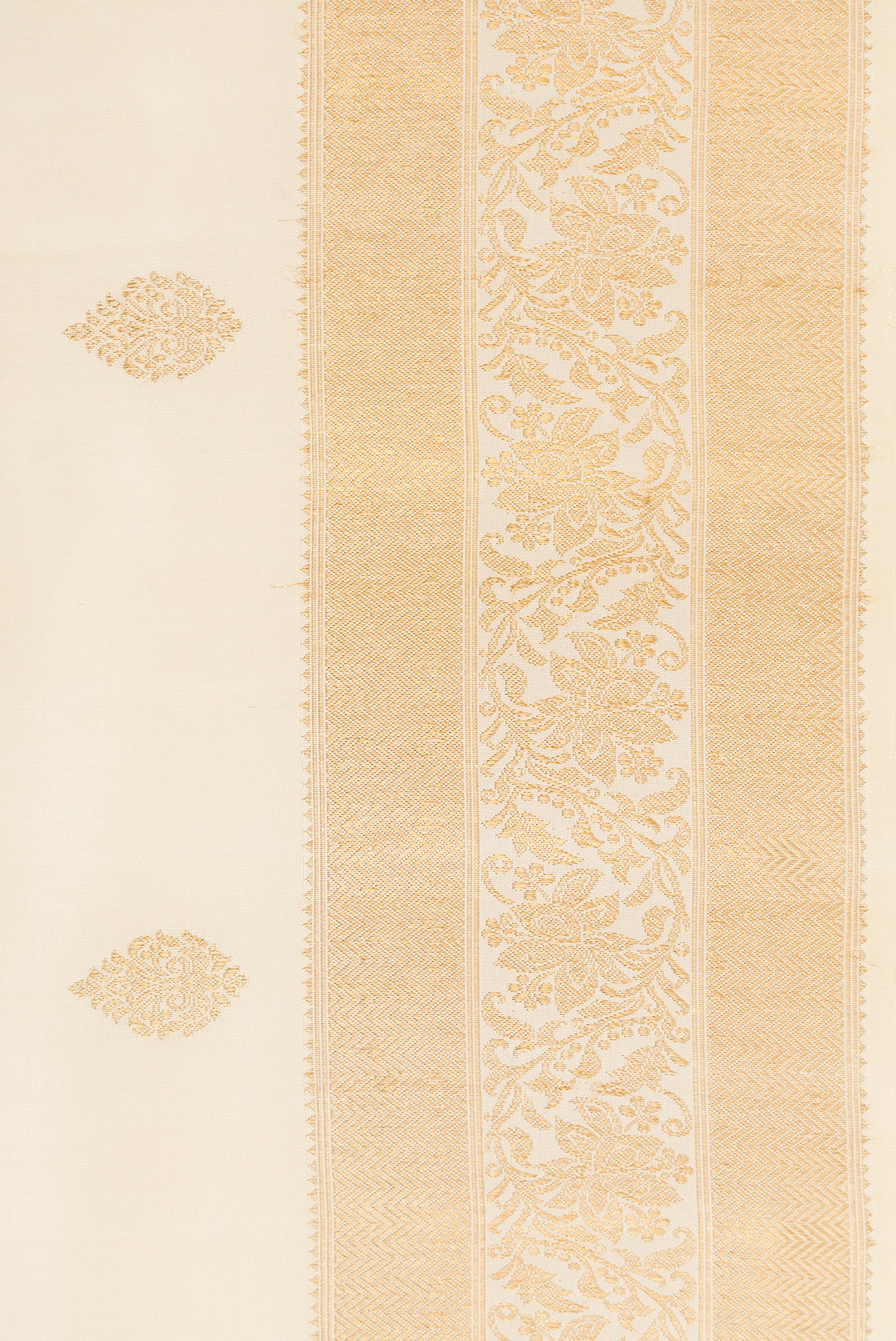 Border image of Pure Silk Pure Zari Off White Dual Tone Kanjivaram Saree with Zari Butta on the body and Zari Border. 