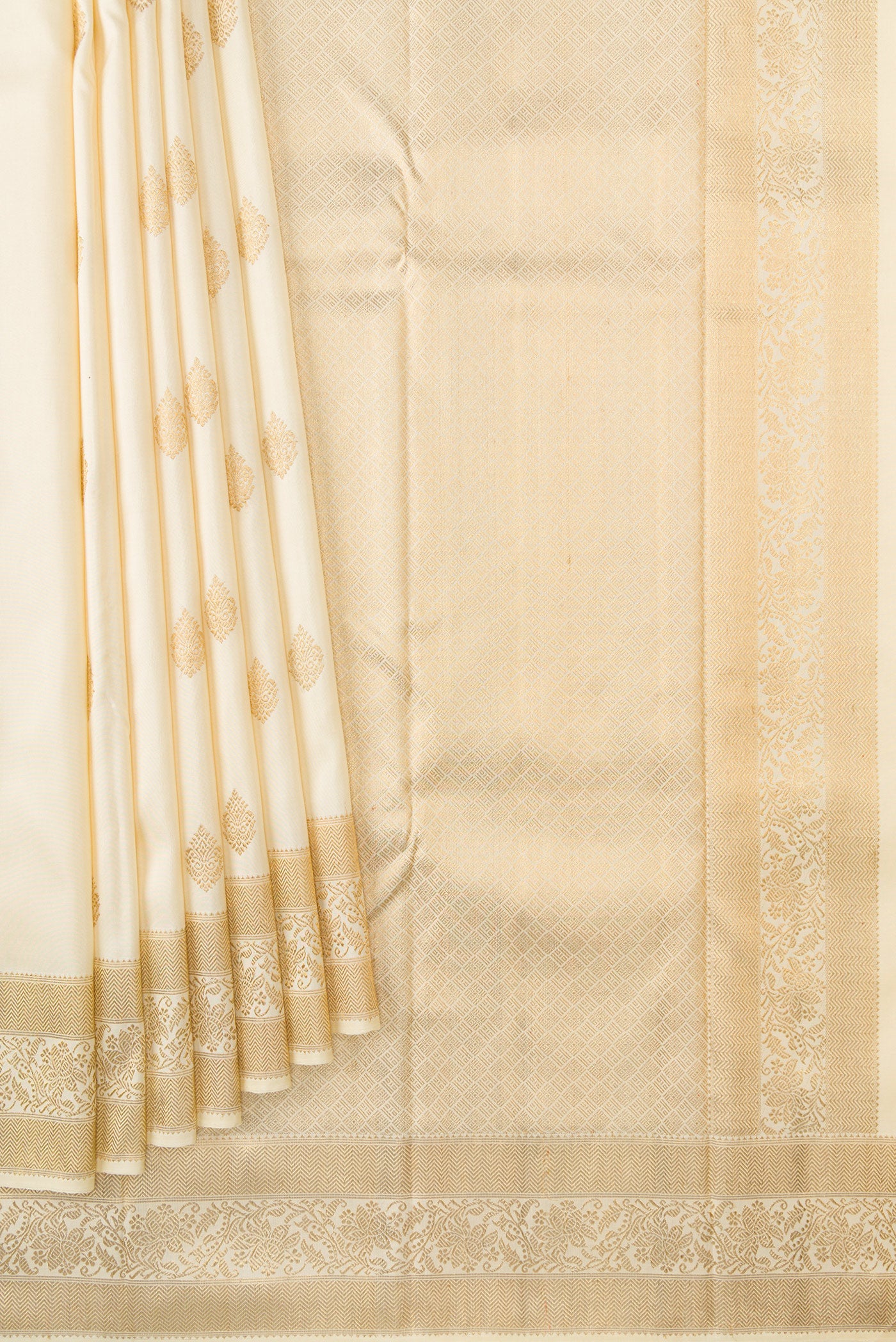 Pleats and pallu of Pure Silk Pure Zari Off White Dual Tone Kanjivaram Saree with Zari Butta on the body and Zari Border. 