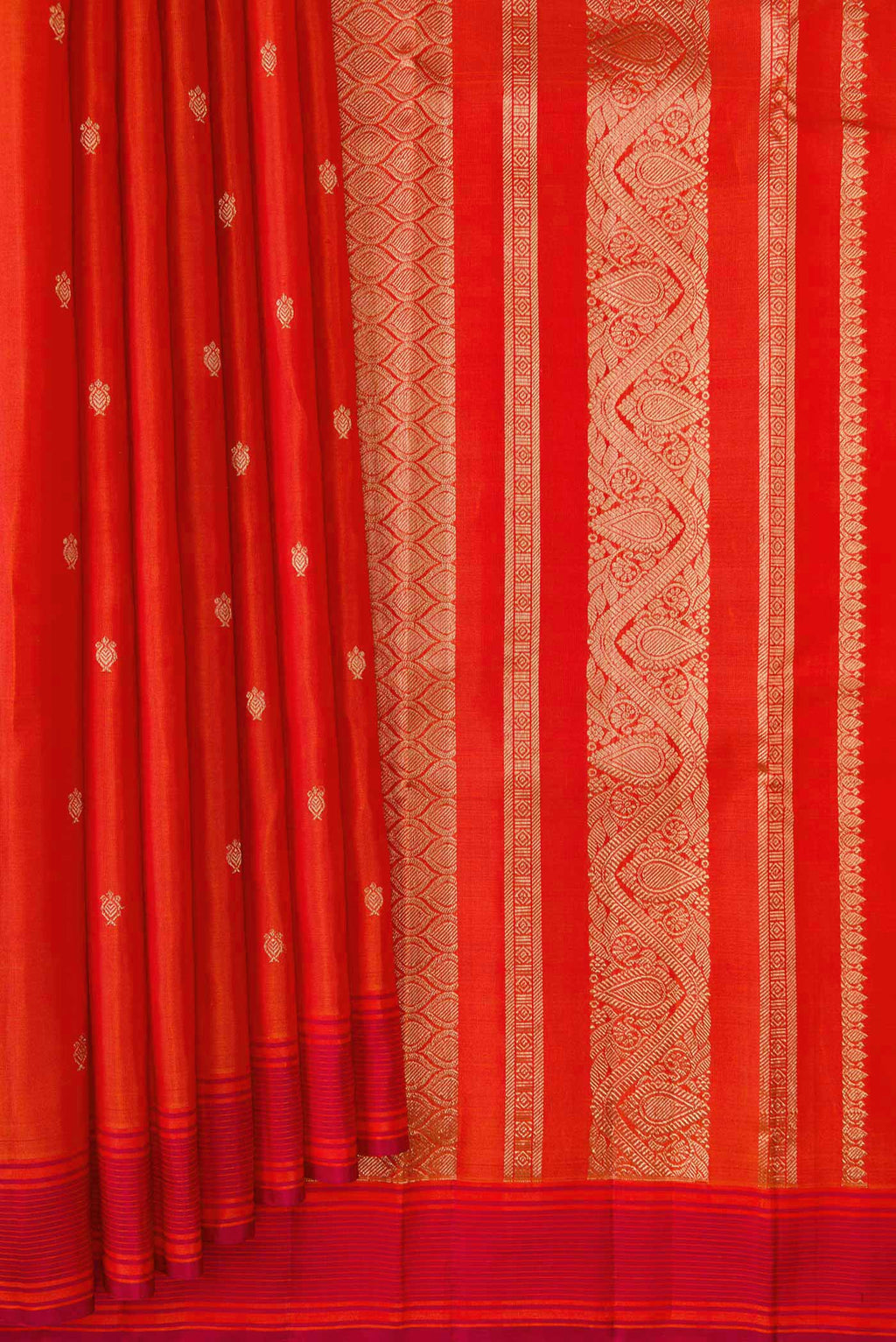 Pleats and pallu of Orange Dual Tone Kanchipuram Silk Saree with Zari Butta on the body and Thread Border. 
