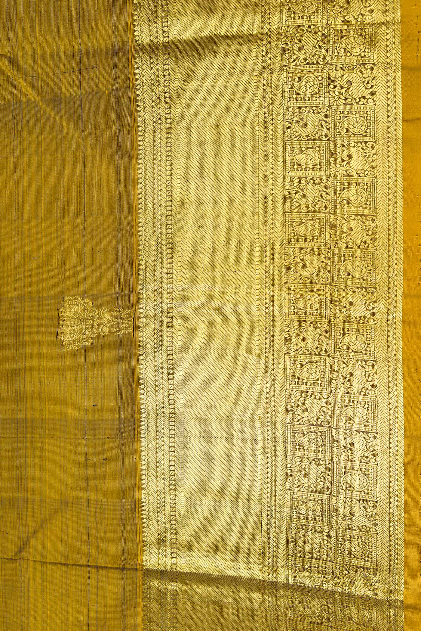 Border image of Mehandi Green Dual Tone Kanchipuram Silk Saree with Zari Butta on the body and Zari Border. 