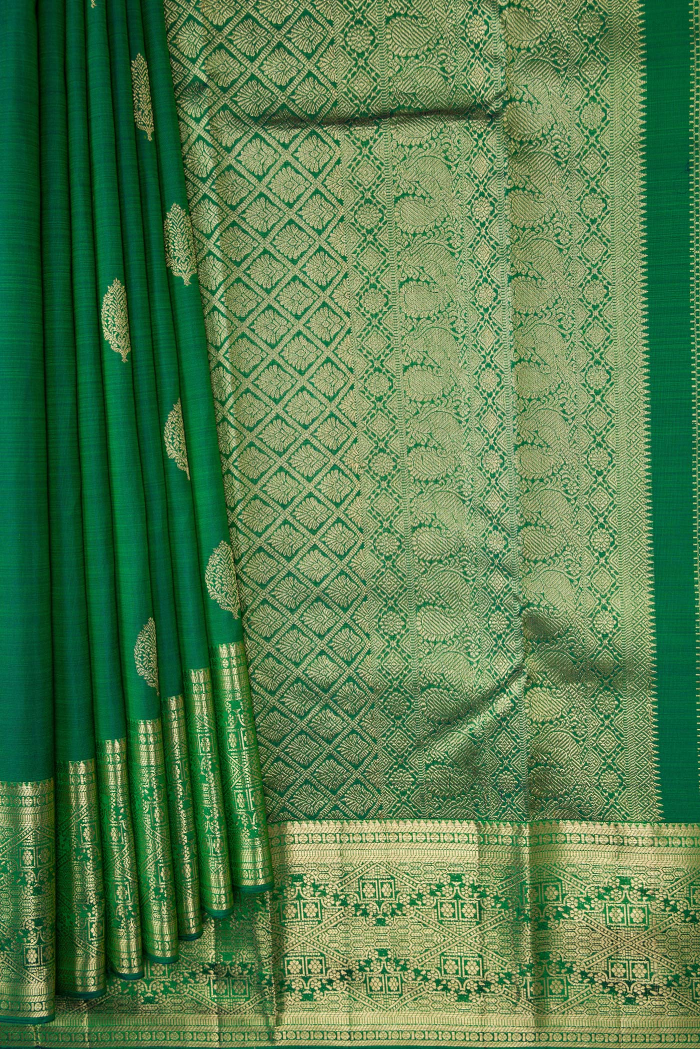 Pleats and pallu of Green Dual Tone Kanchipuram Silk Saree with Zari Butta on the body and Zari Border. 