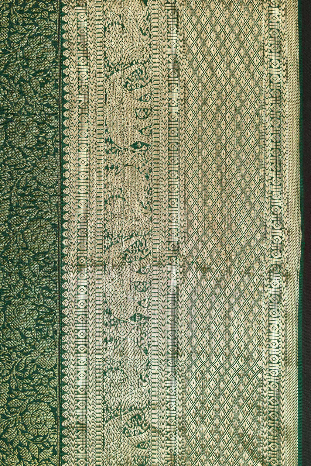 Border image of Bottle Green Dual Tone Kanchipuram Silk Saree with Zari Brocade on the body and Zari Border. 