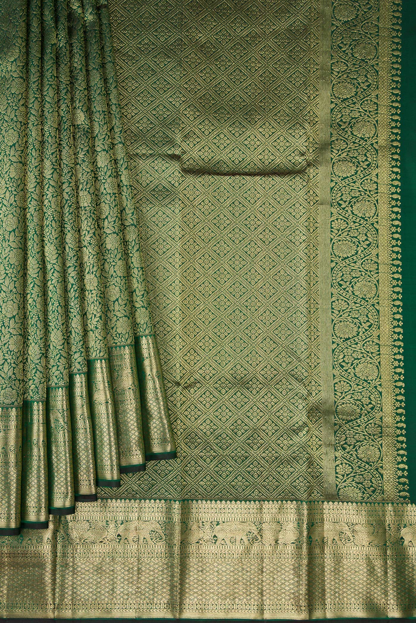 Pleats and pallu of Bottle Green Dual Tone Kanchipuram Silk Saree with Zari Brocade on the body and Zari Border. 