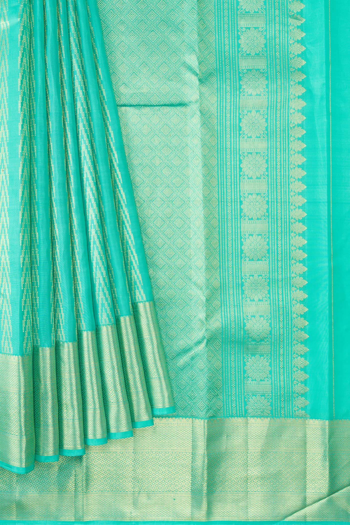 Pleats and pallu of Sea Green Dual Tone Kanchipuram Silk Saree with Zari Brocade on the body and Zari Border. 
