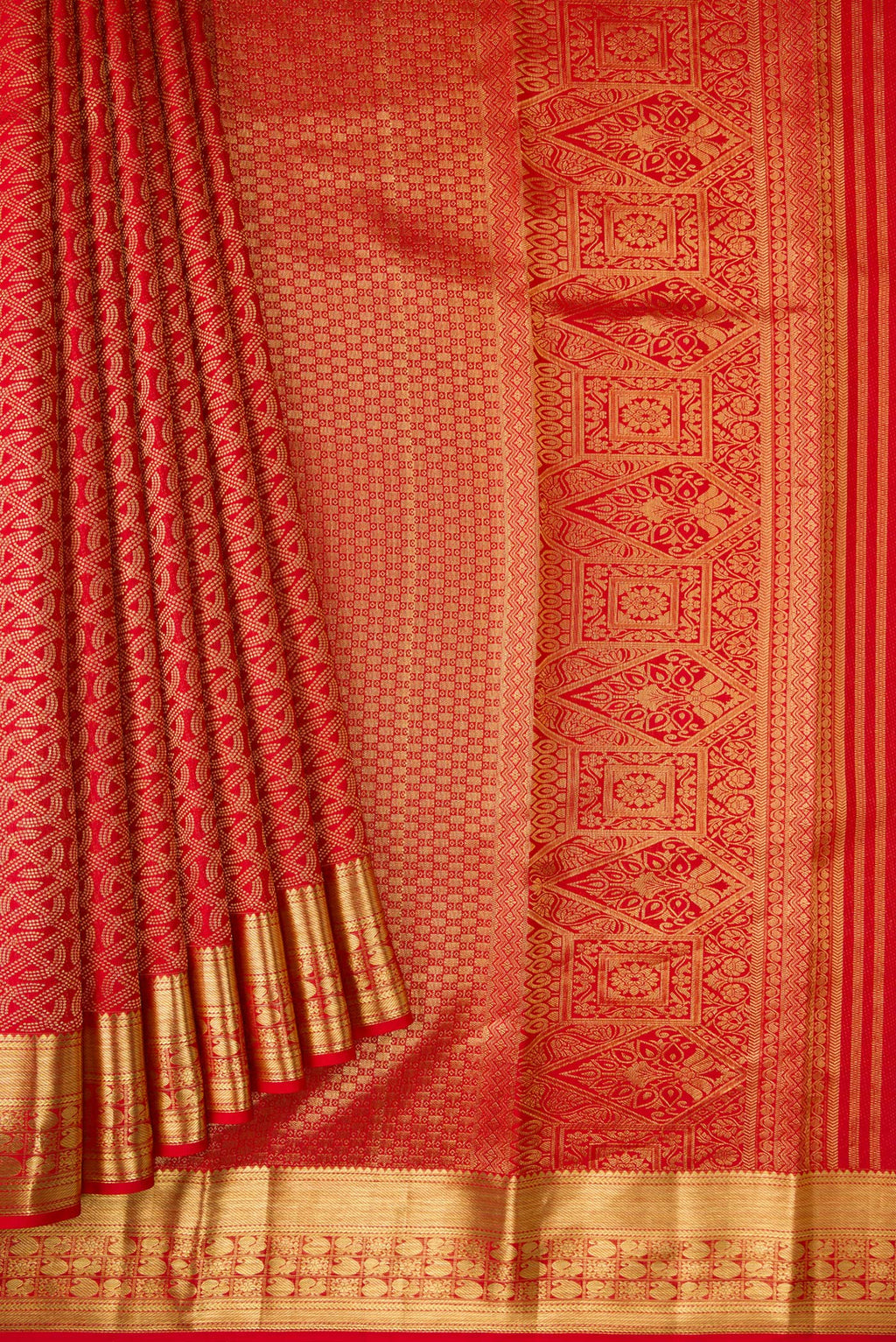 Pleats and pallu of Red Dual Tone Kanchipuram Silk Saree with Zari Brocade on the body and Zari Border. 