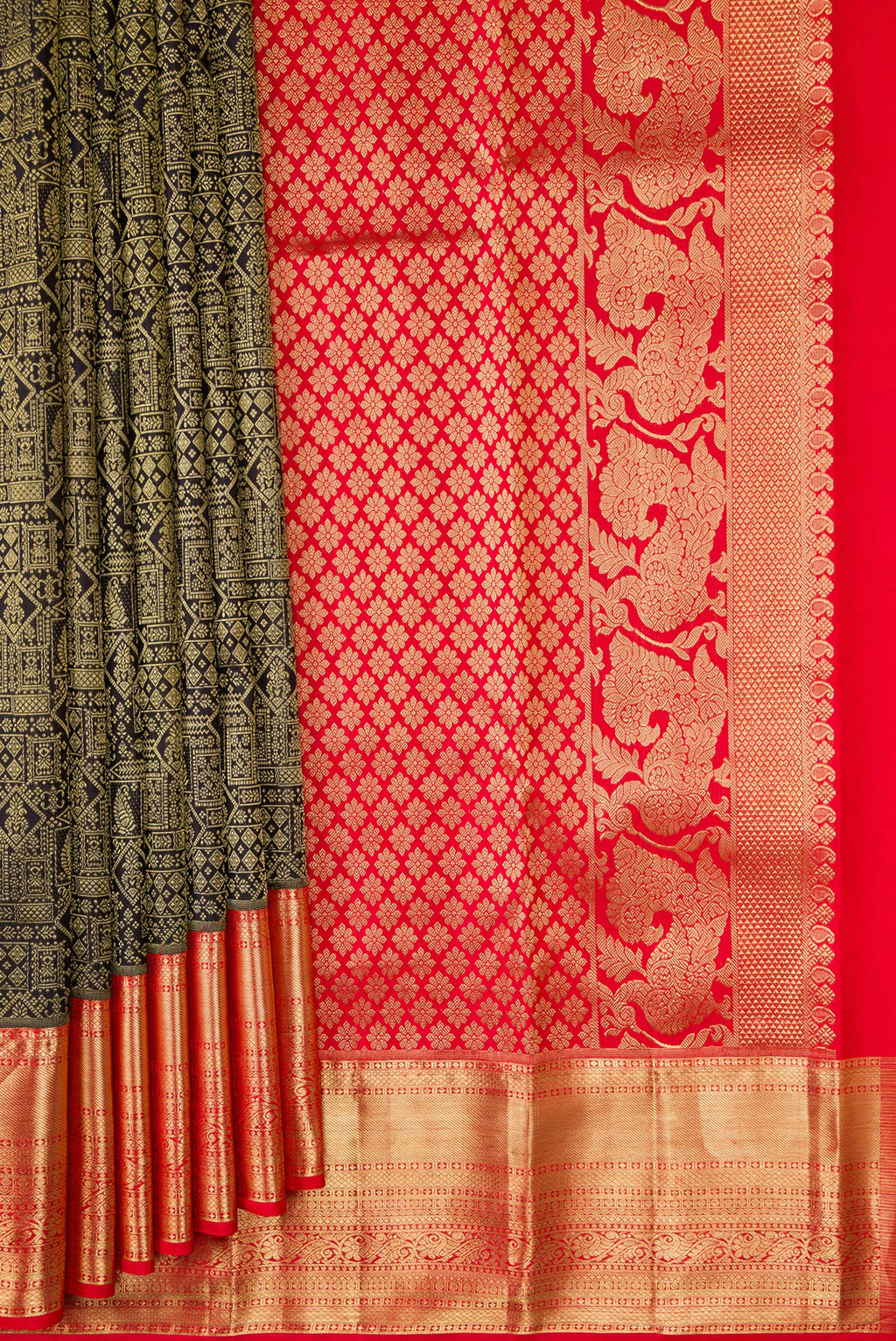 Pleats and pallu of Black Dual Tone Kanjivaram Silk Saree with Zari Brocade on the body and Zari Border. 
