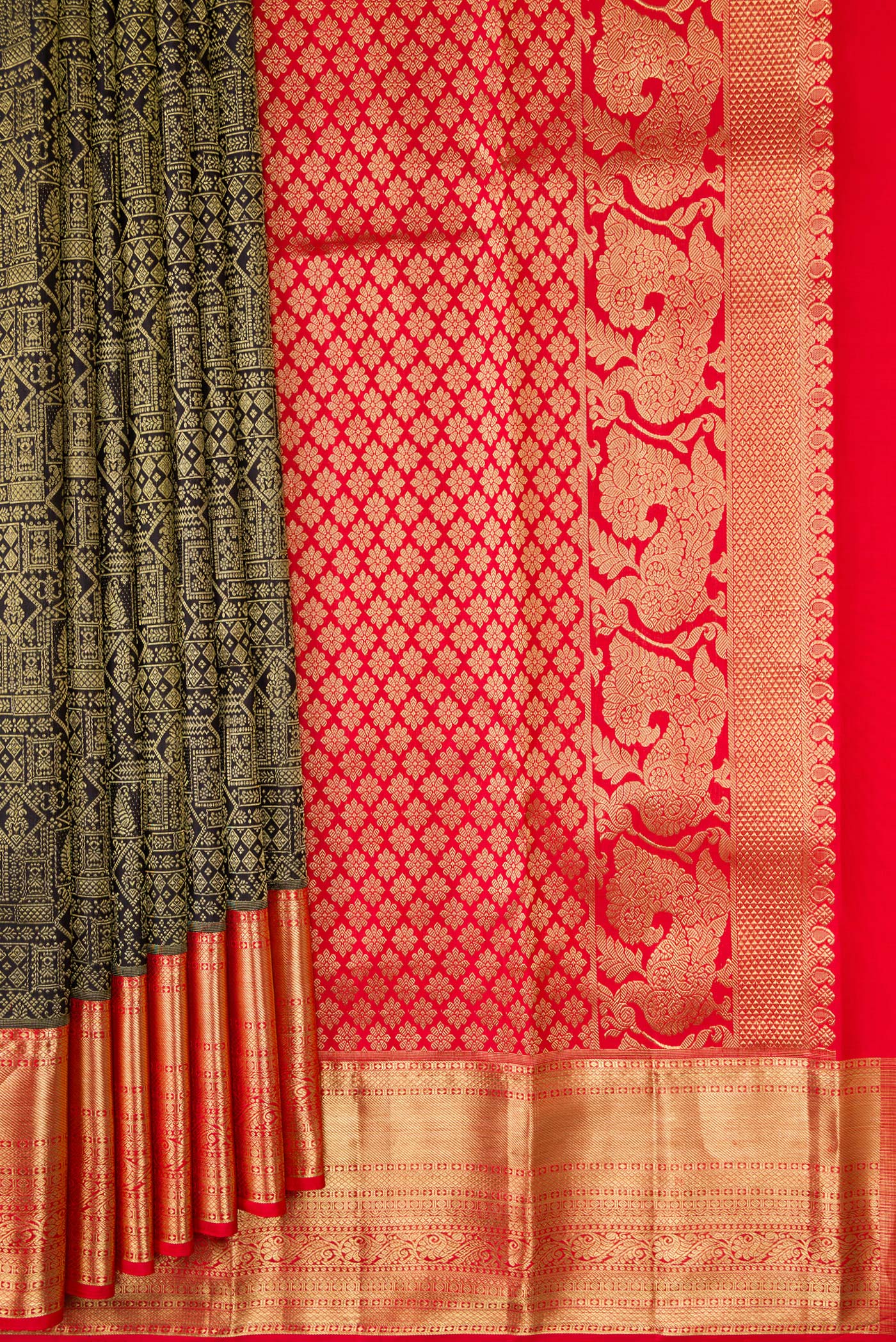 Pleats and pallu of Black Dual Tone Kanjivaram Silk Saree with Zari Brocade on the body and Zari Border. 