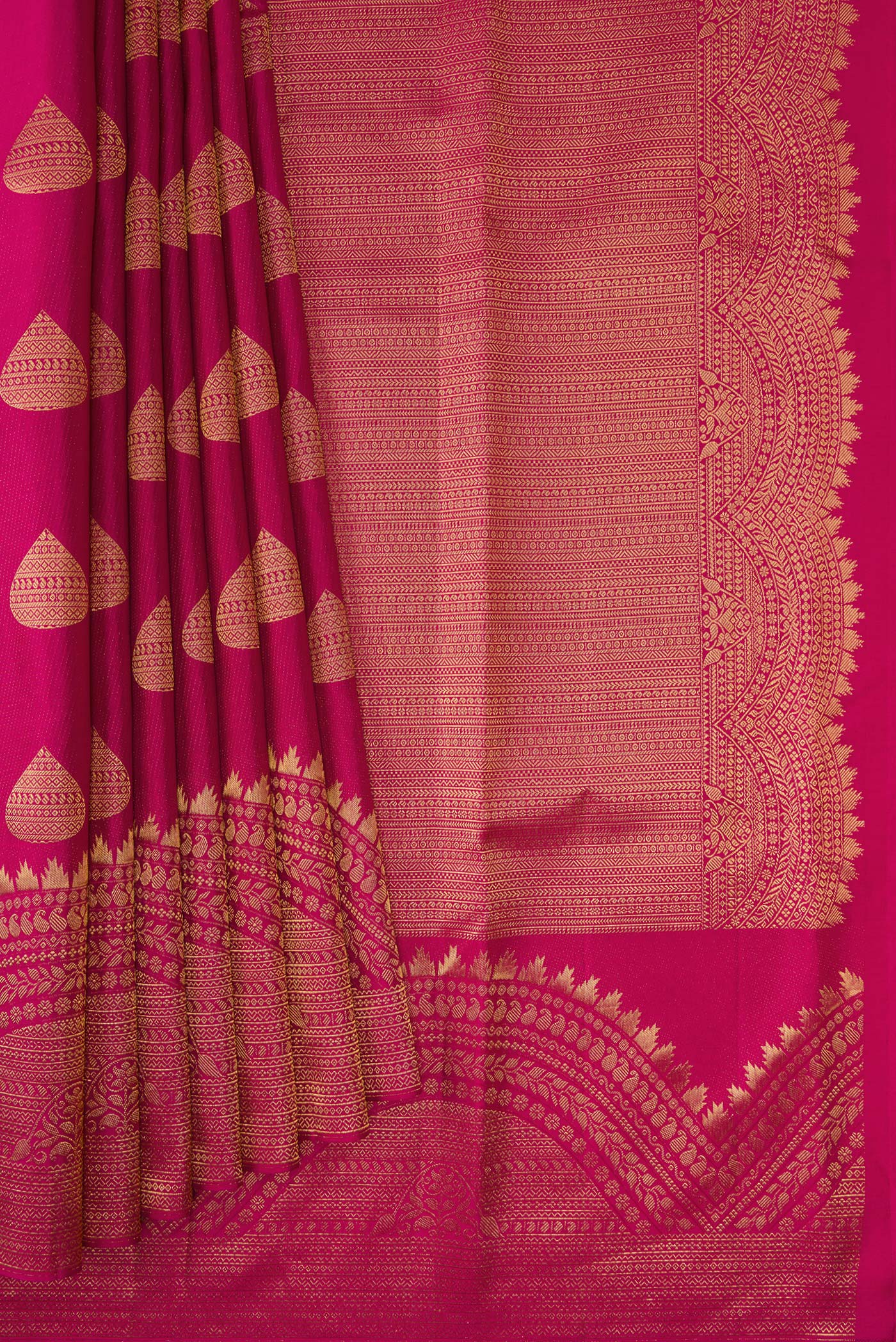 Pleats and pallu of Magenta Dual Tone Kanchipuram Silk Saree with Zari Butta on the body and Fancy Border. 