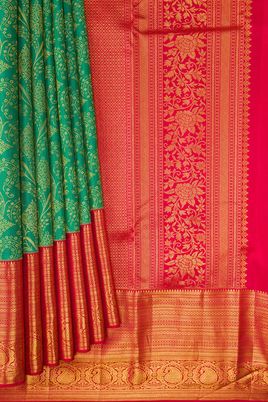 Pleats and pallu of Green Dual Tone Kanchipuram Silk Saree with Zari Brocade on the body and Zari Border. 