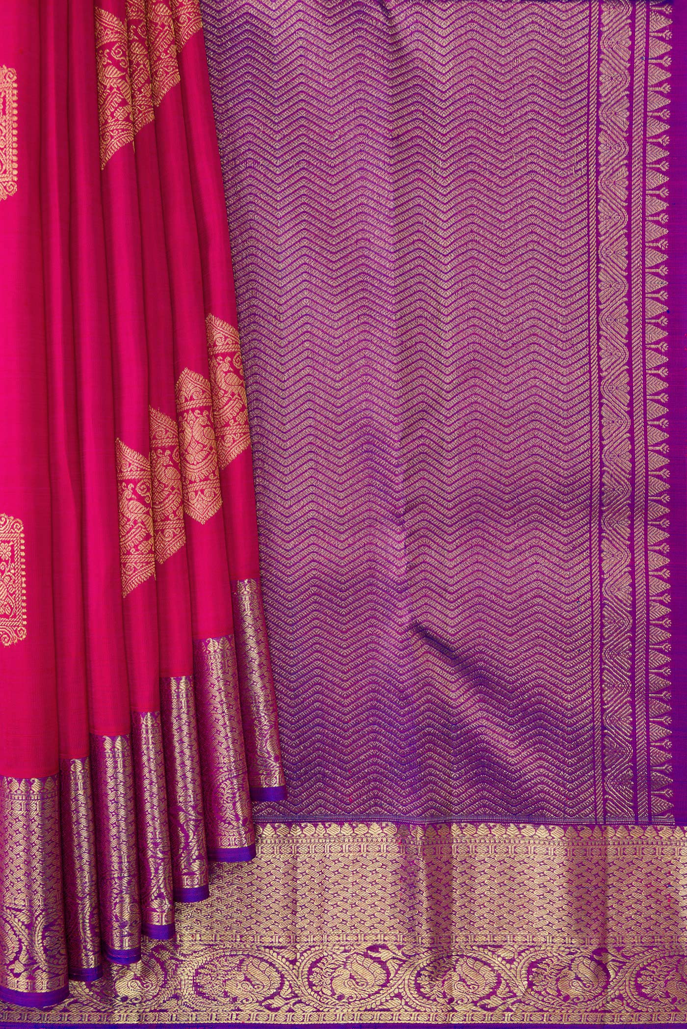 Pleats and pallu of Pink Dual Tone Kanjivaram Silk Saree with Zari Butta on the body and Zari Border. 