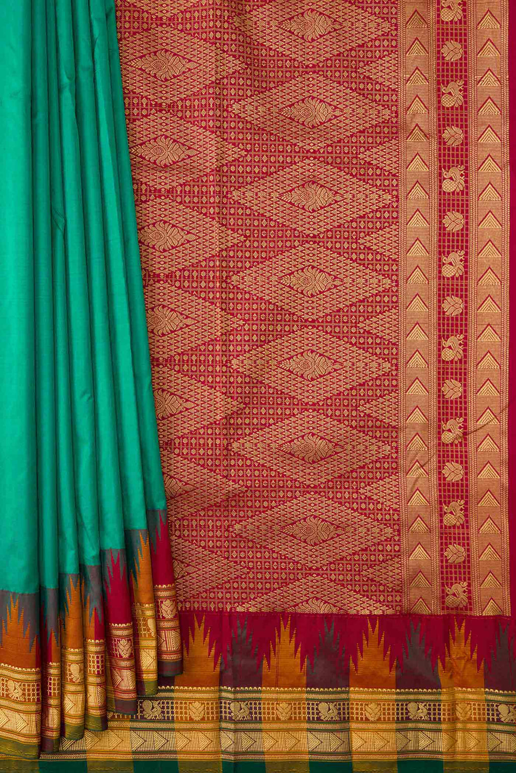 Pleats and pallu of Green Bangalore Silk - kadyal Saree with Plain Body and Temple Border