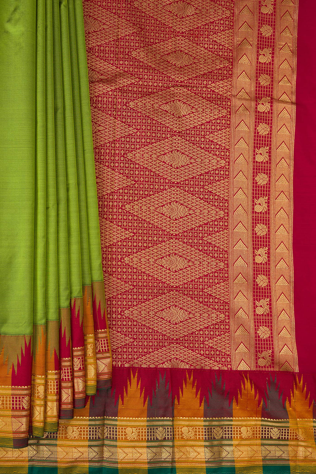 Pleats and pallu of Pure Silk Mehandi Green Bangalore Saree with Plain Body and Temple Border. 