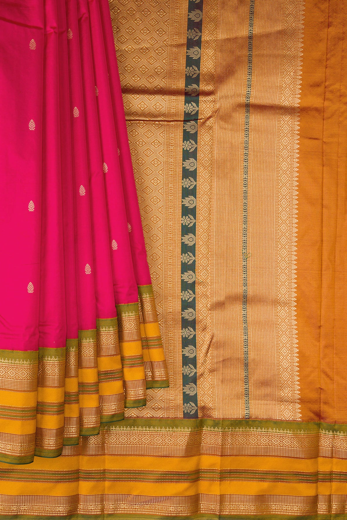 Pleats and pallu of Pure Silk Dark Pink Bangalore Saree with Zari Butta on the body and Zari Border. 