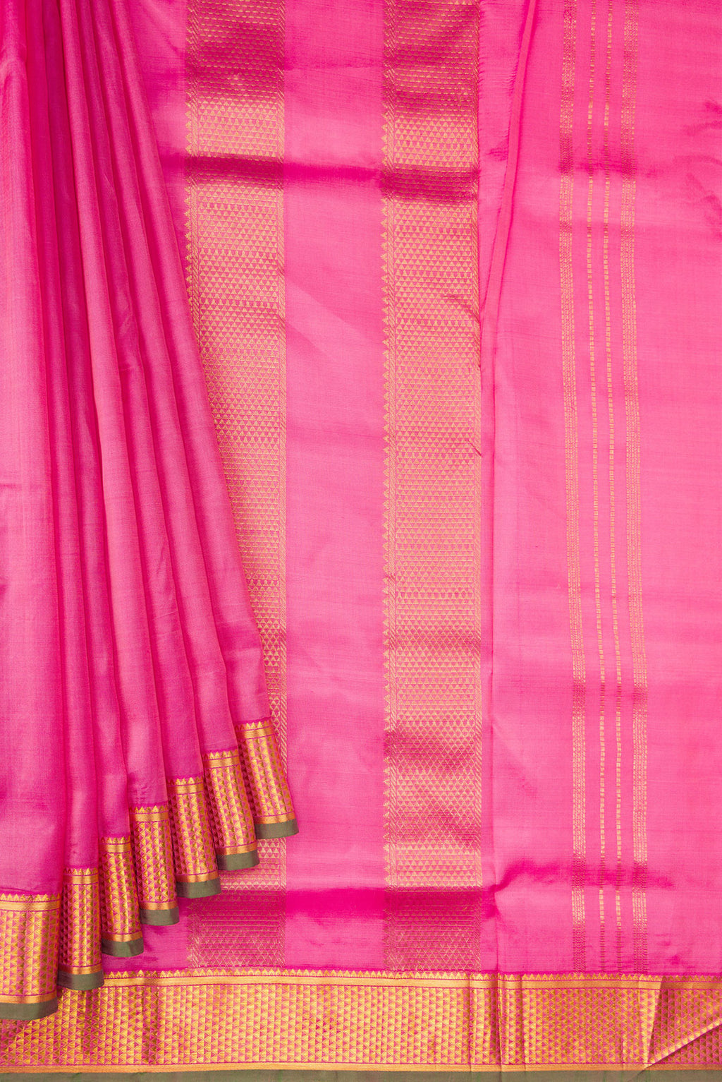 Pleats and pallu of Pink Dual Tone Kanchipuram Silk Nine Yards Saree with Plain Body and Zari Border. 