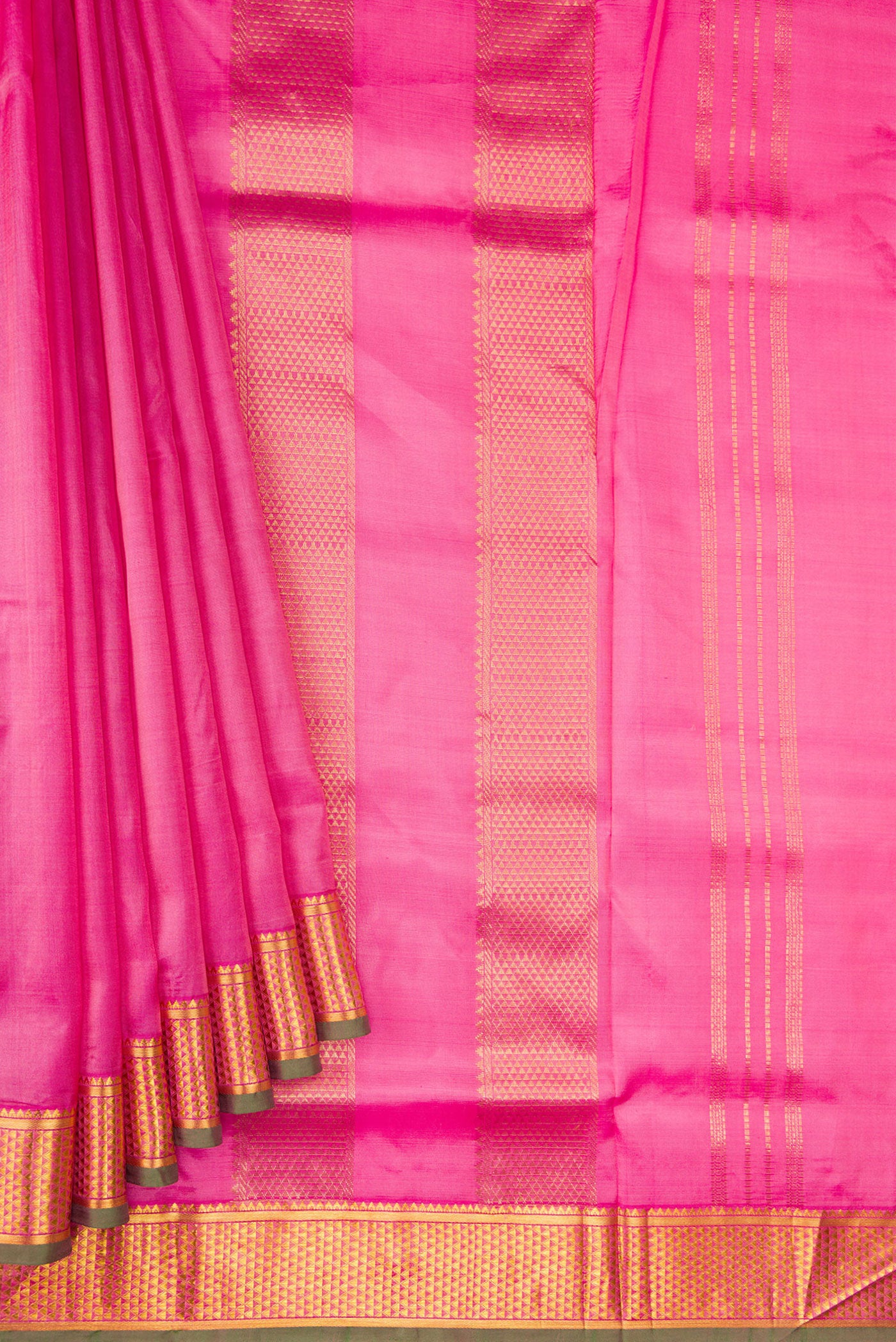 Pleats and pallu of Pink Dual Tone Kanchipuram Silk Nine Yards Saree with Plain Body and Zari Border. 