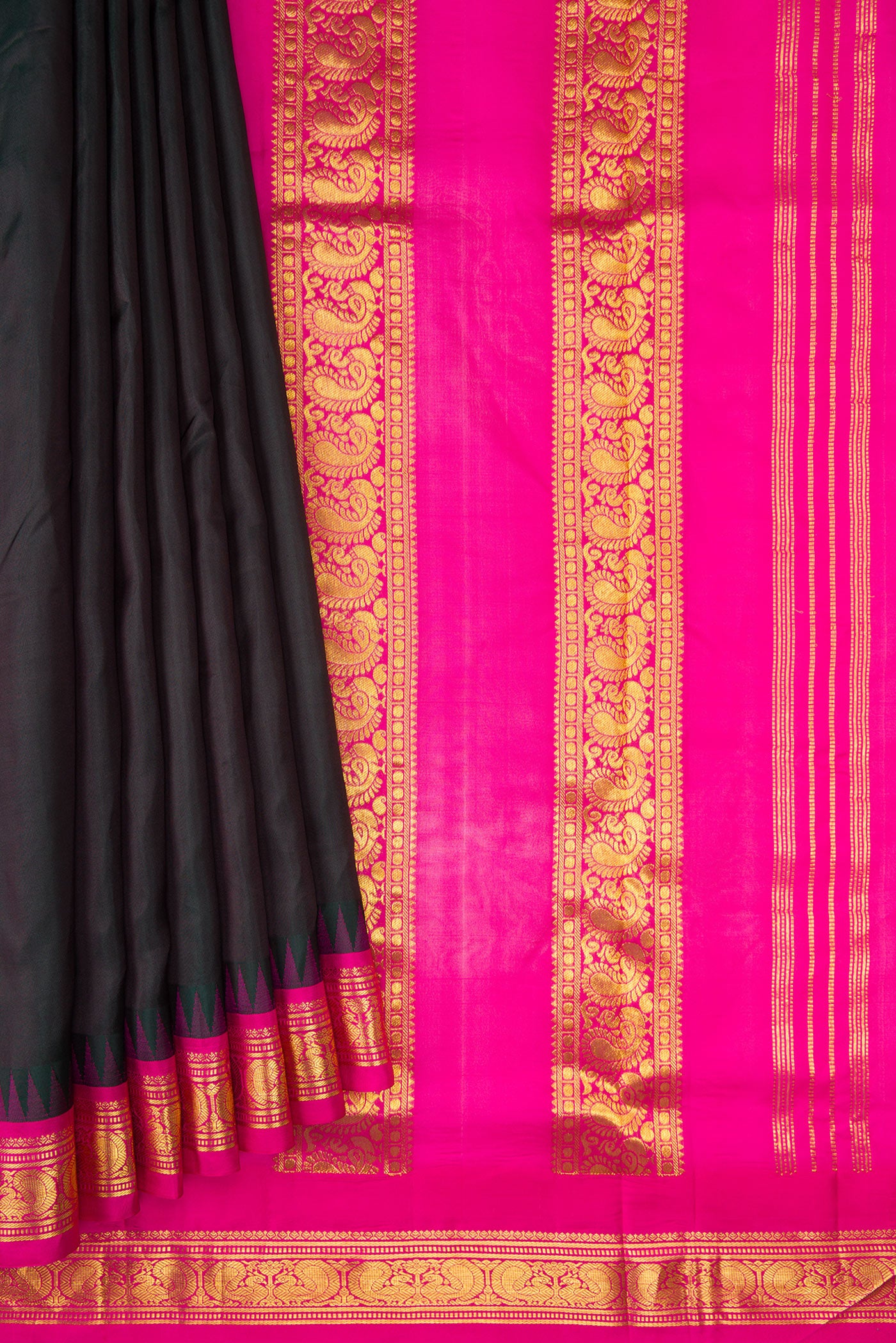 Pleats and pallu of Black Dual Tone Kanjivaram Silk Nine Yards Saree with Plain Body and Zari Border. 