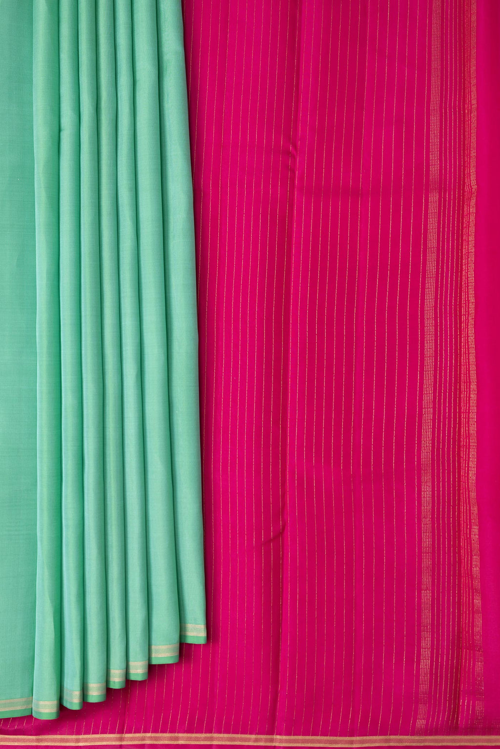 Pleats and pallu of Sea Green Dual Tone Kanjivaram Silk Saree with Plain Body and Thin Zari Line. 