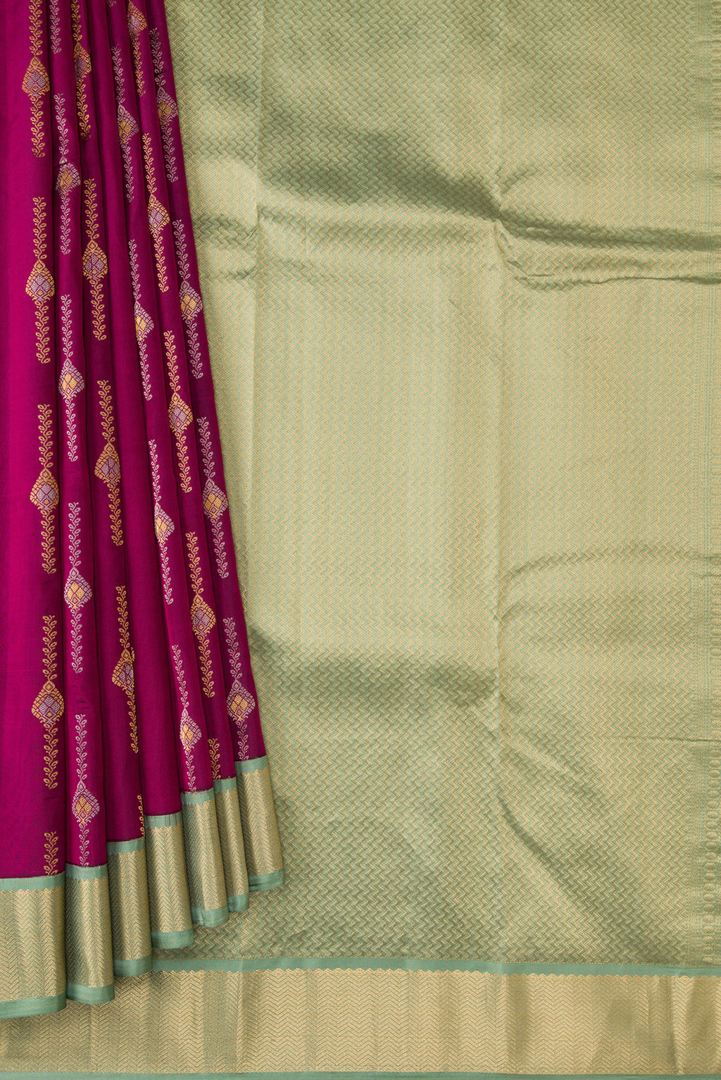 Pleats and pallu of Magenta Dual Tone Kanchipuram Silk Saree with Zari Butta on the body and Zari Border. 