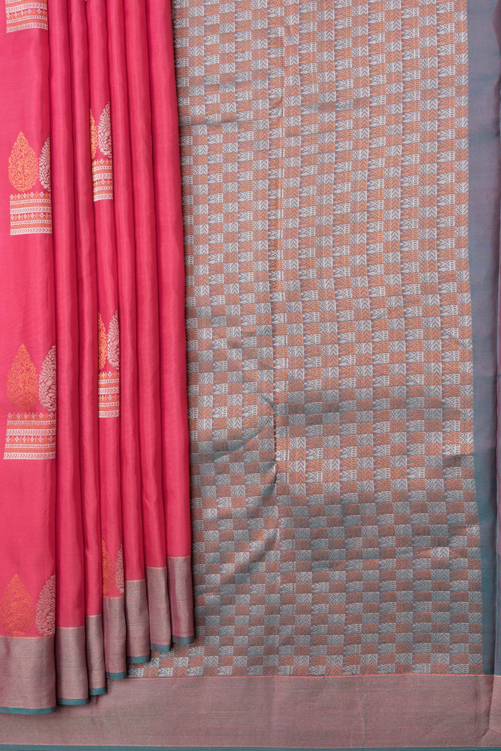 Pleats and pallu of Pink Dual Tone Kanchipuram Silk Saree with Zari Butta on the body and Zari Border. 