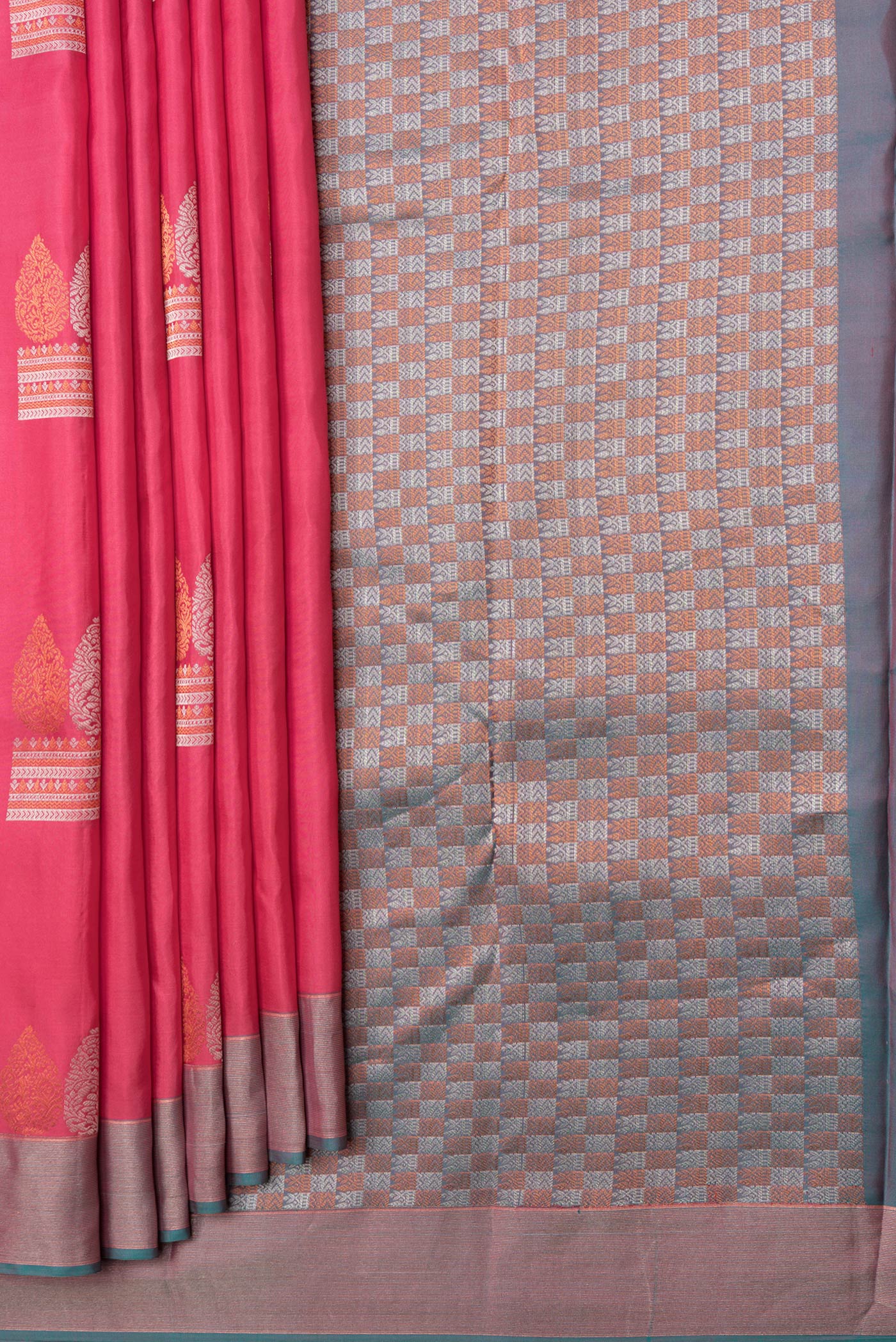 Pleats and pallu of Pink Dual Tone Kanchipuram Silk Saree with Zari Butta on the body and Zari Border. 