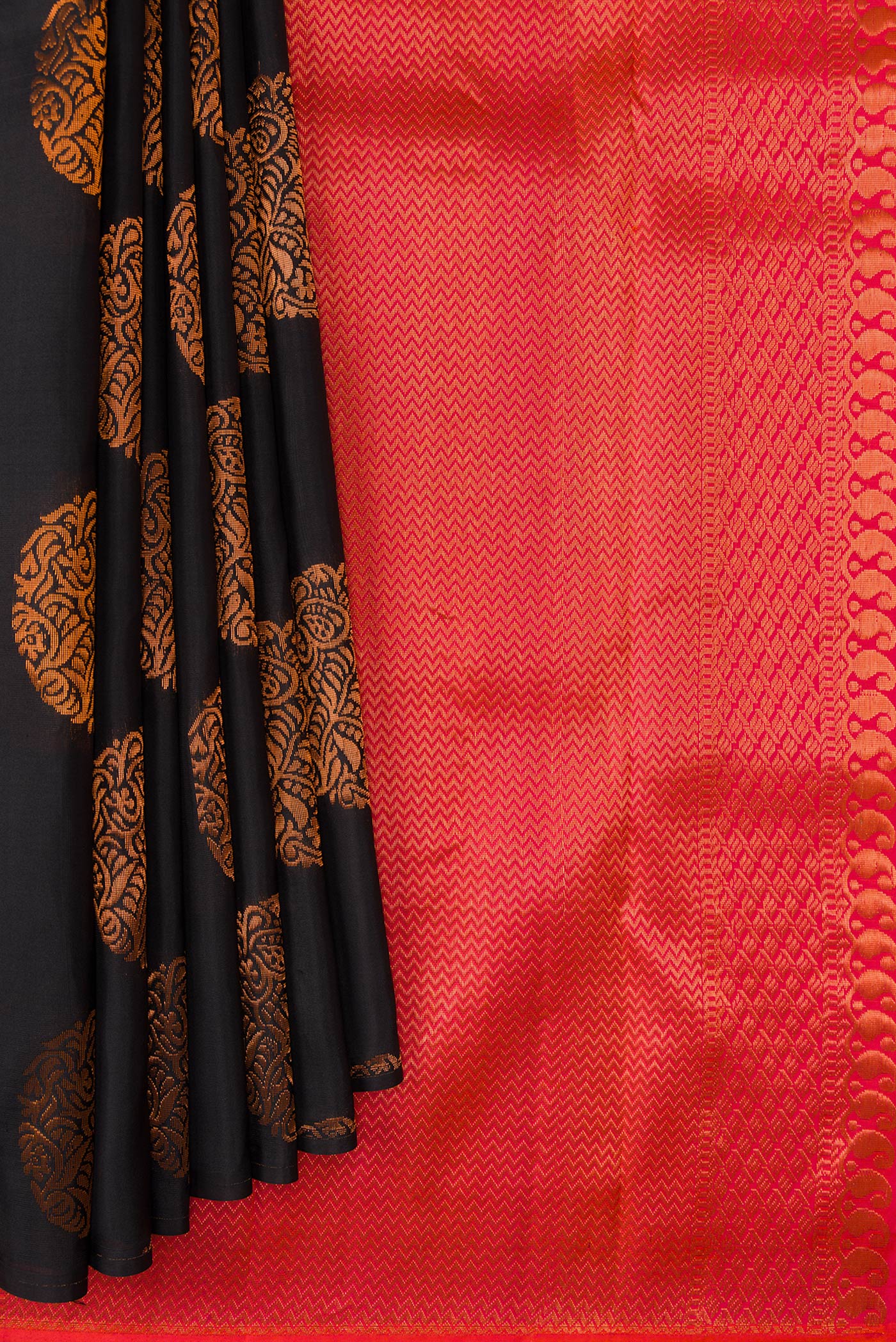 Pleats and pallu of Black Dual Tone Kanjivaram Silk Saree with Zari Butta on the body and Without Border. 