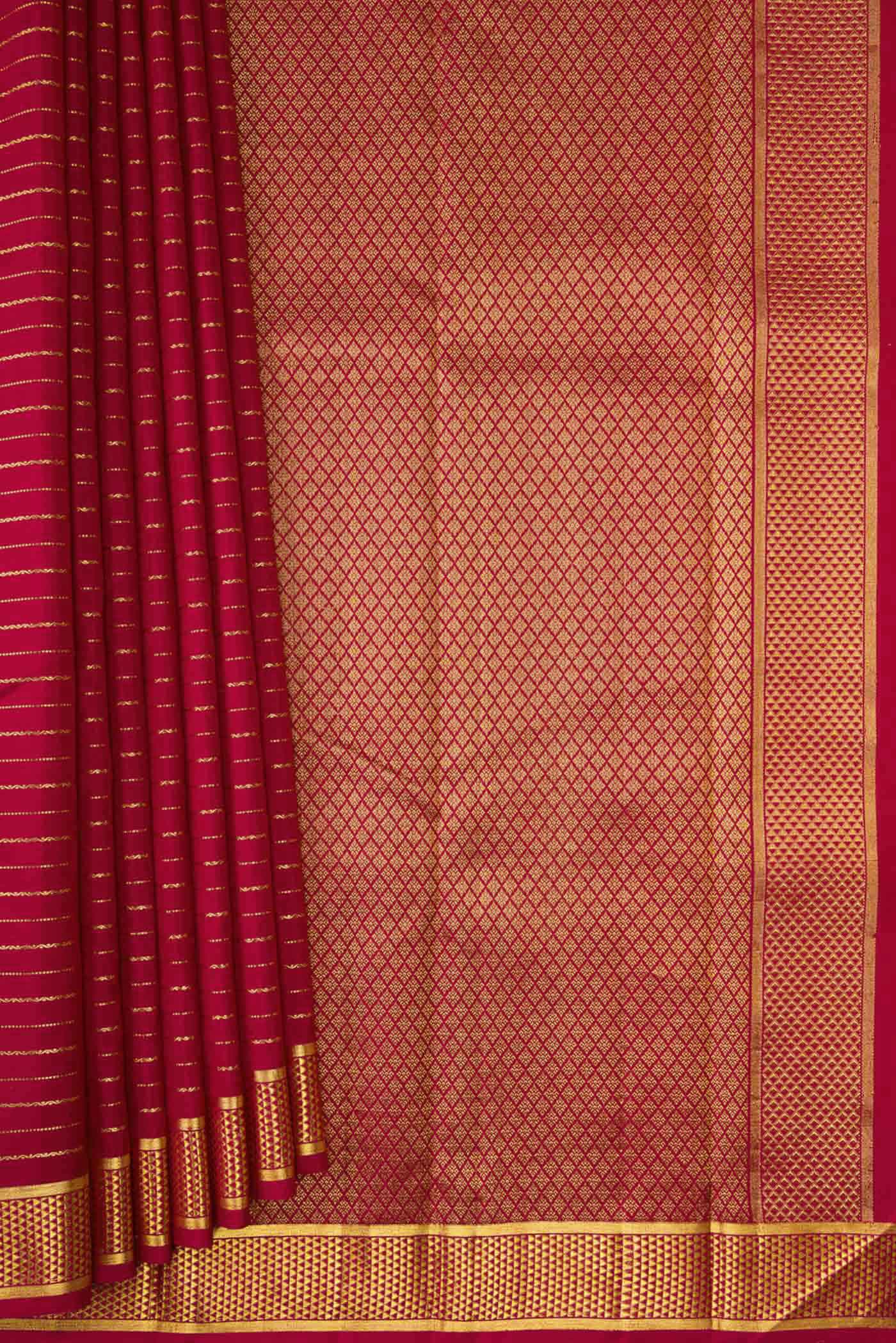 Pleats and pallu of Maroon Dual Tone Kanchipuram Silk Saree with Checked design on the body and Zari Border. 