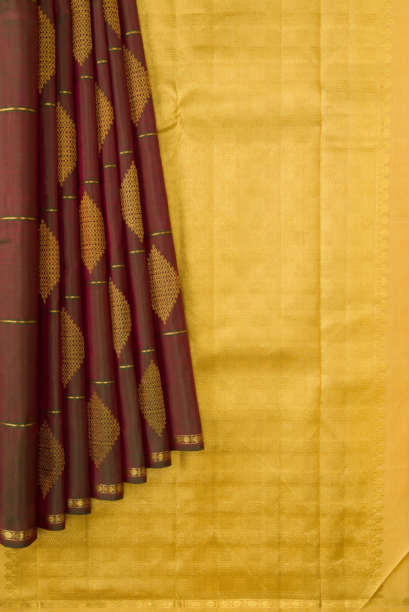 Pleats and pallu of Mehandi Green Dual Tone Kanchipuram Silk Saree with Checked design on the body and Thin Zari Line. 